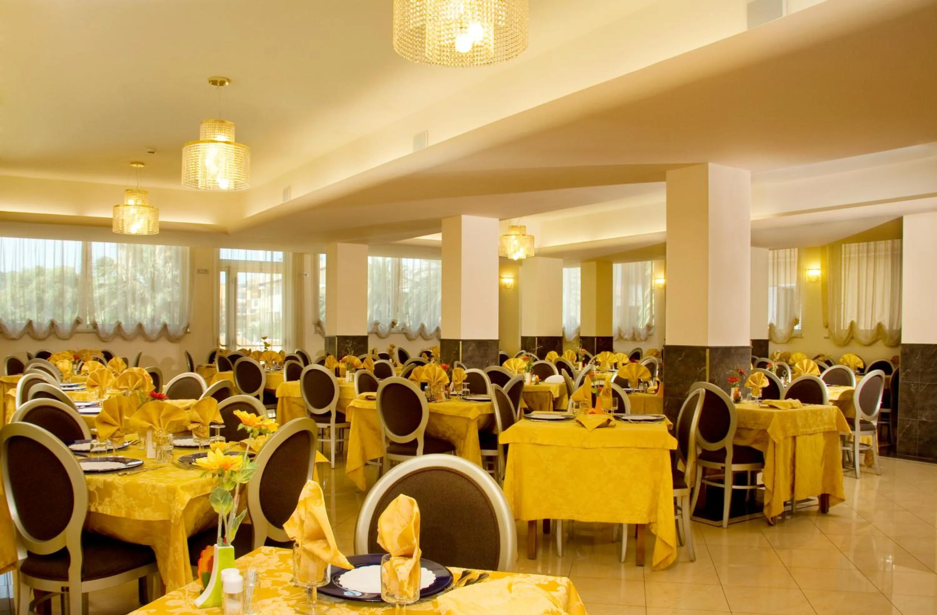 Restaurant/places to eat in Hotel Bahia