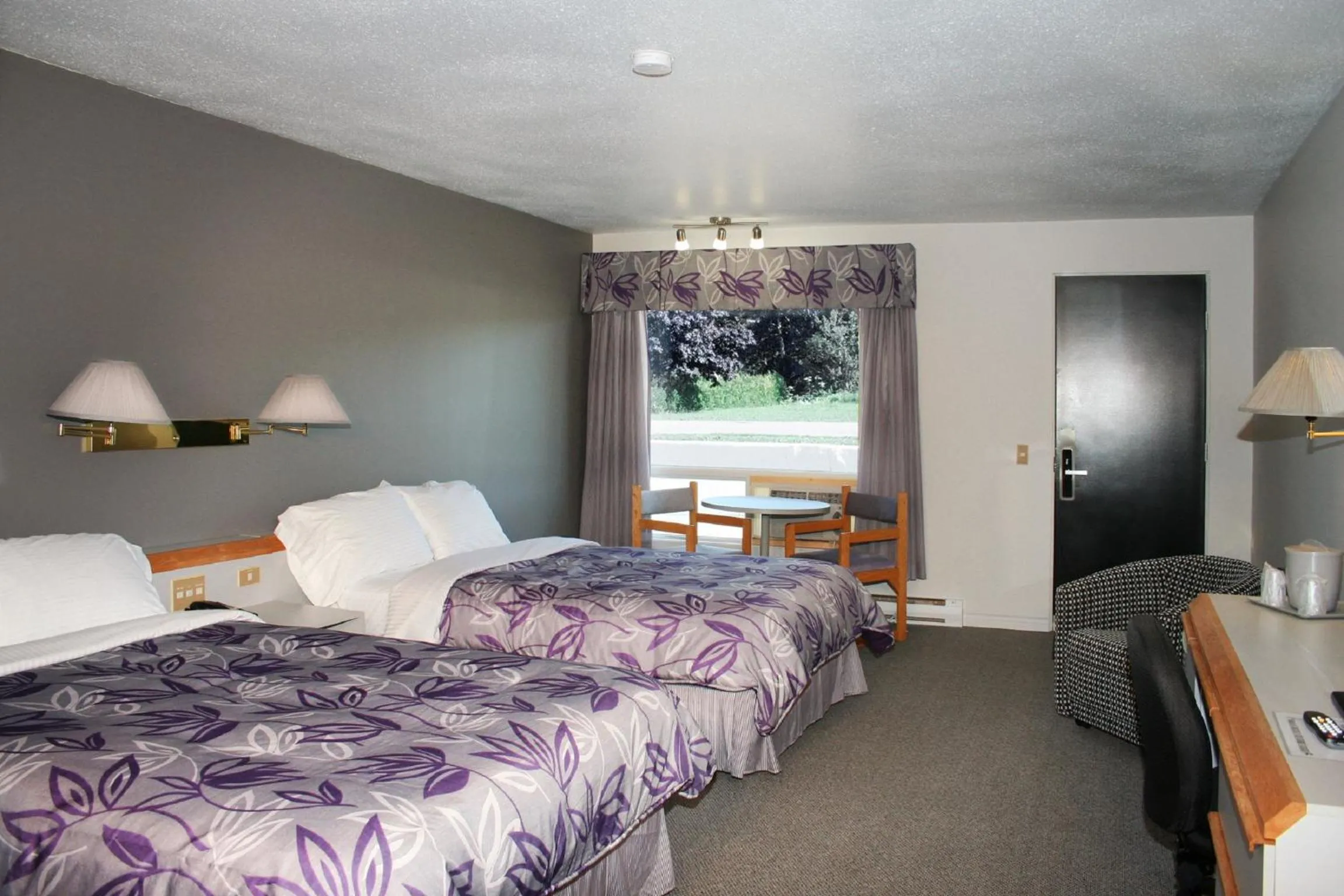 Photo of the whole room, Bed in Motel à la Brunante Petit Déjeuner inclus avec la chambre