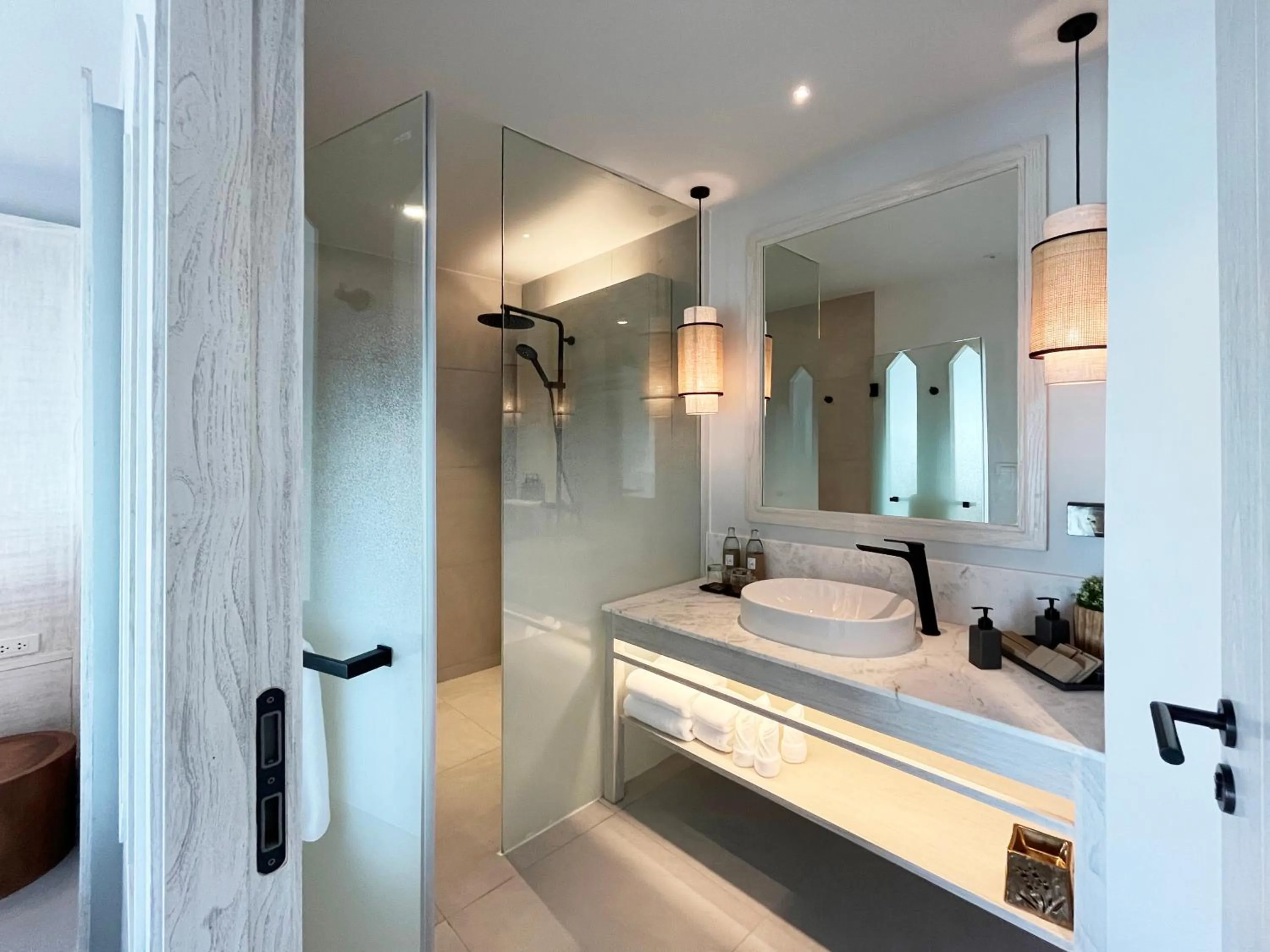 Bathroom, Bed in Rocky's Boutique Resort - Veranda Collection Samui