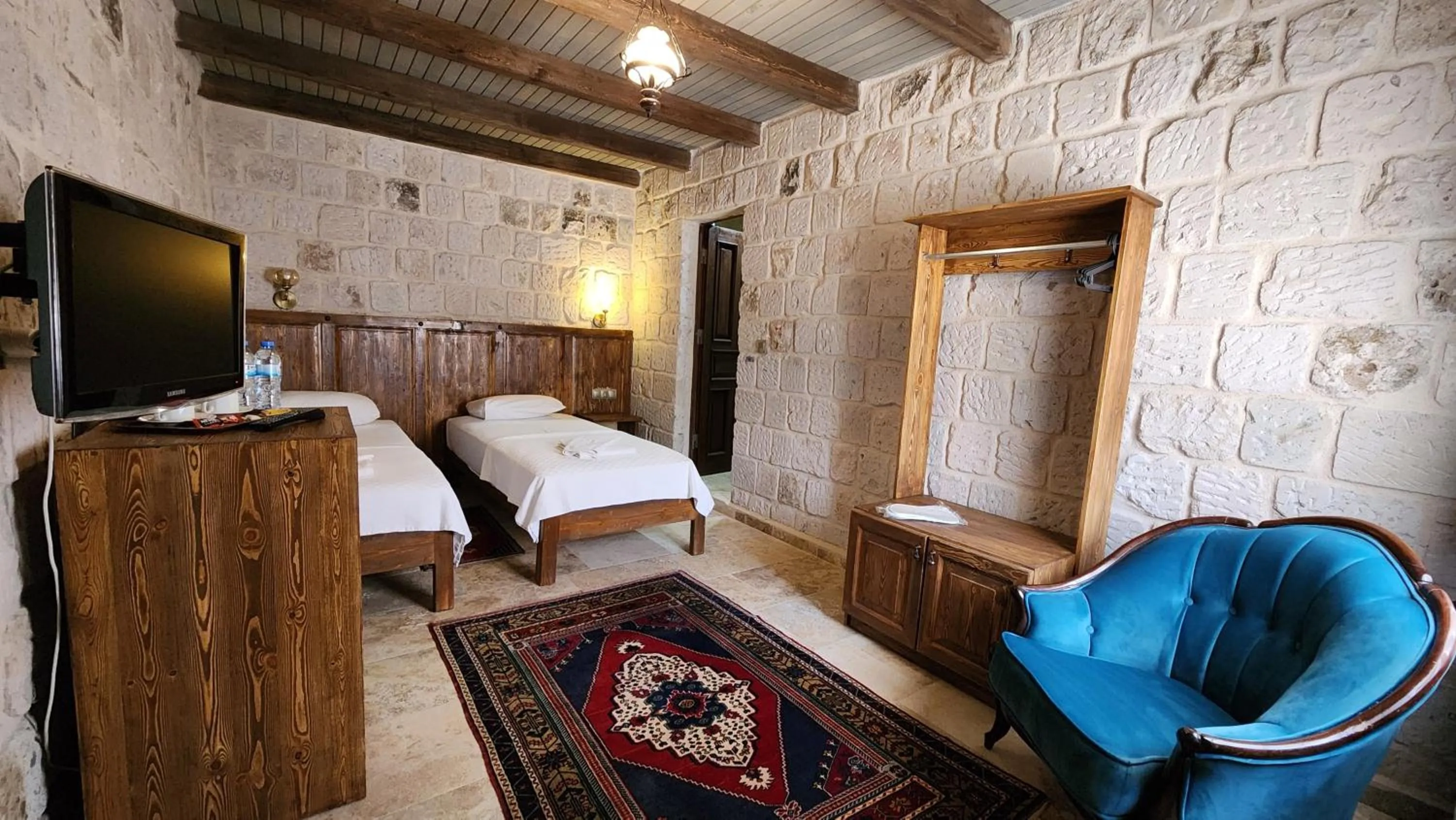 Communal lounge/ TV room, Bed in Yıldız Hotel