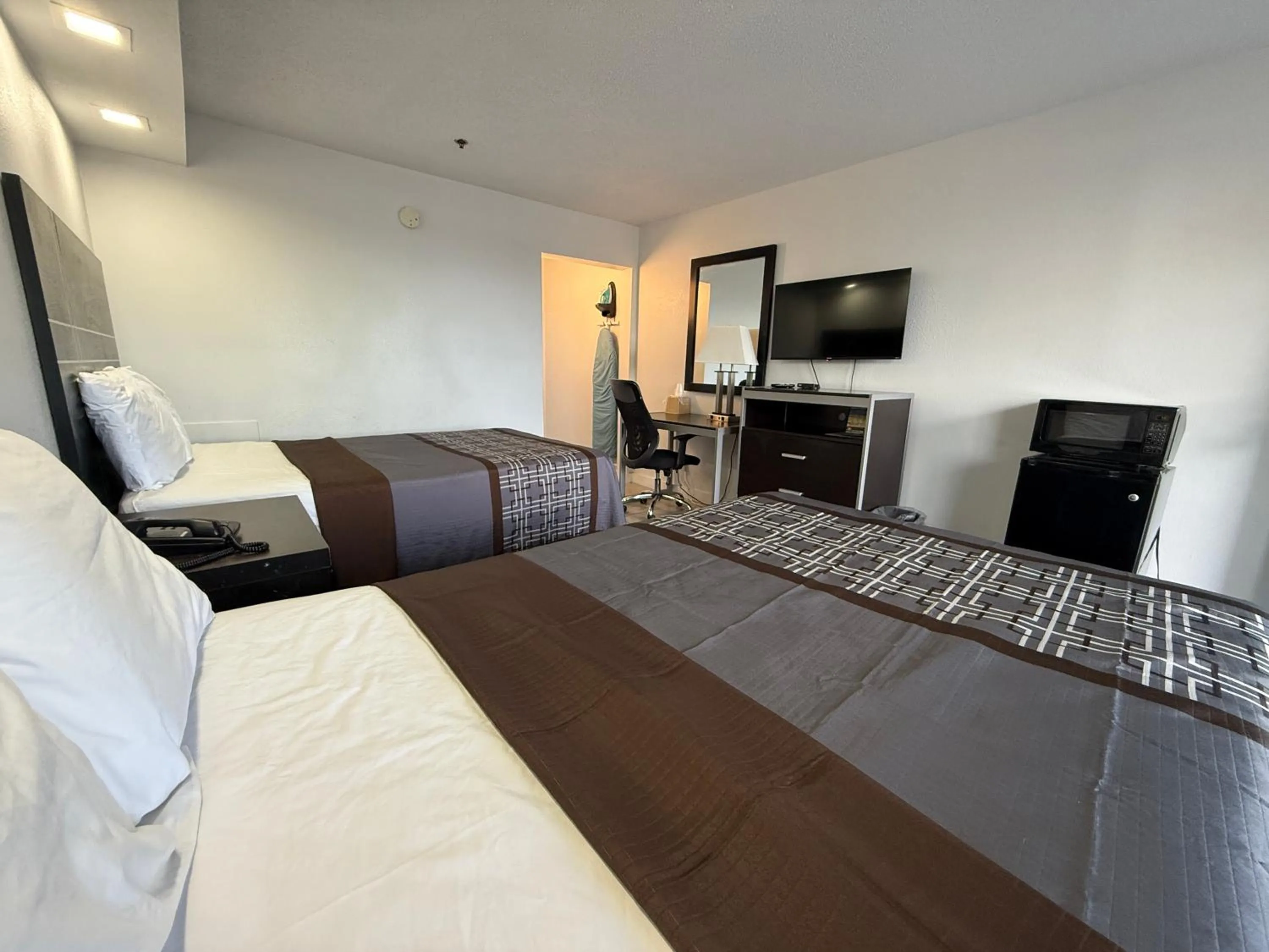 TV and multimedia, Bed in Blue Marlin Motel