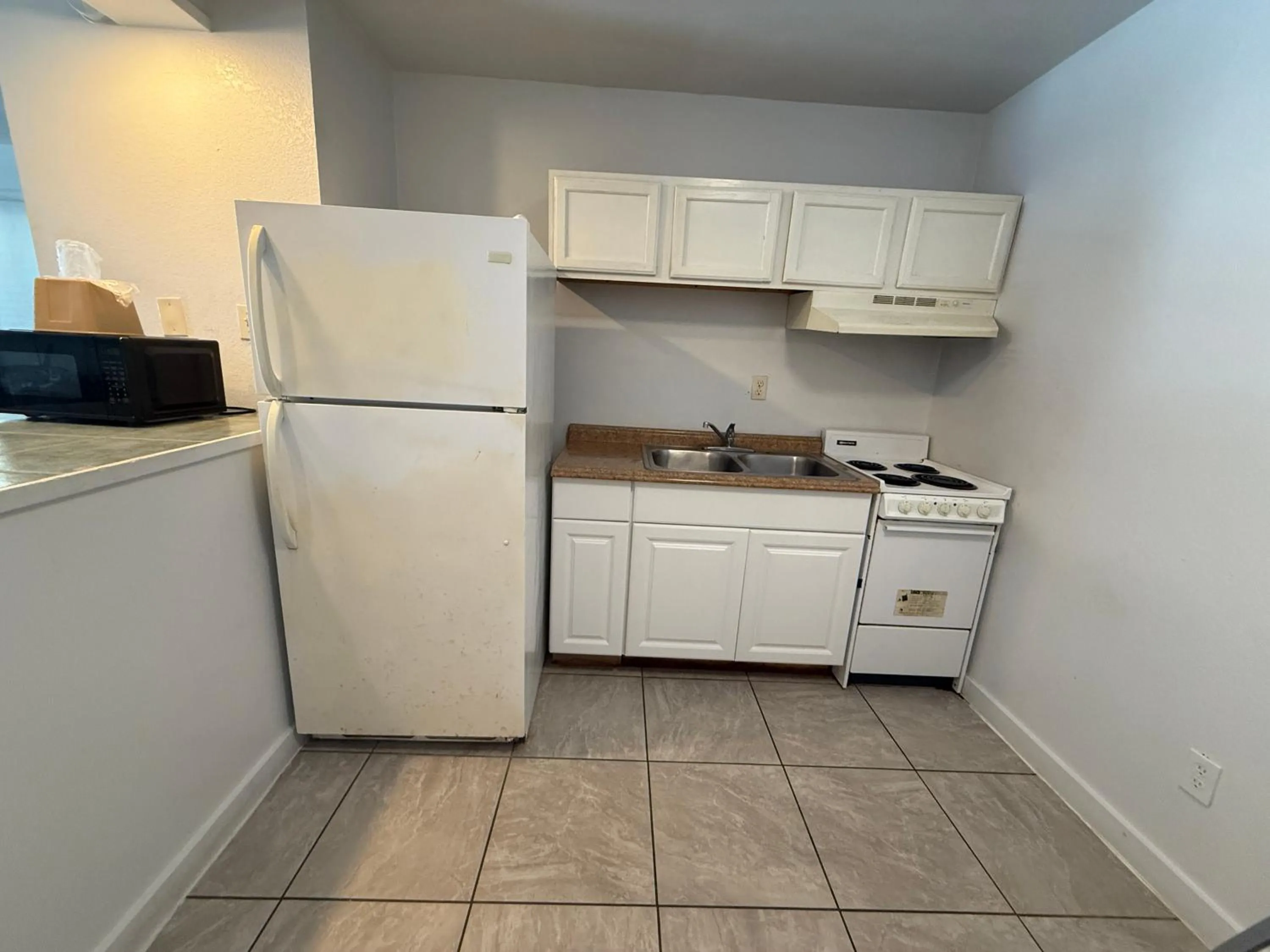 Kitchen or kitchenette in Blue Marlin Motel
