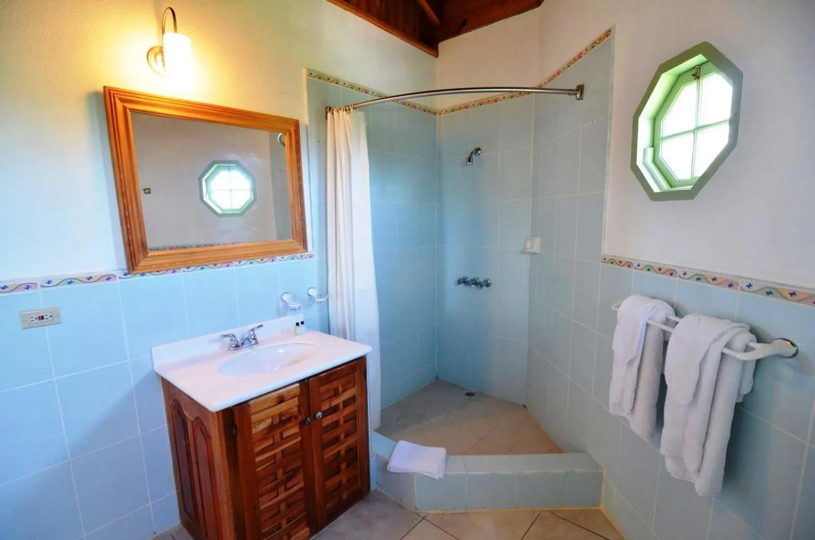 Bathroom in Pimento Lodge Resort