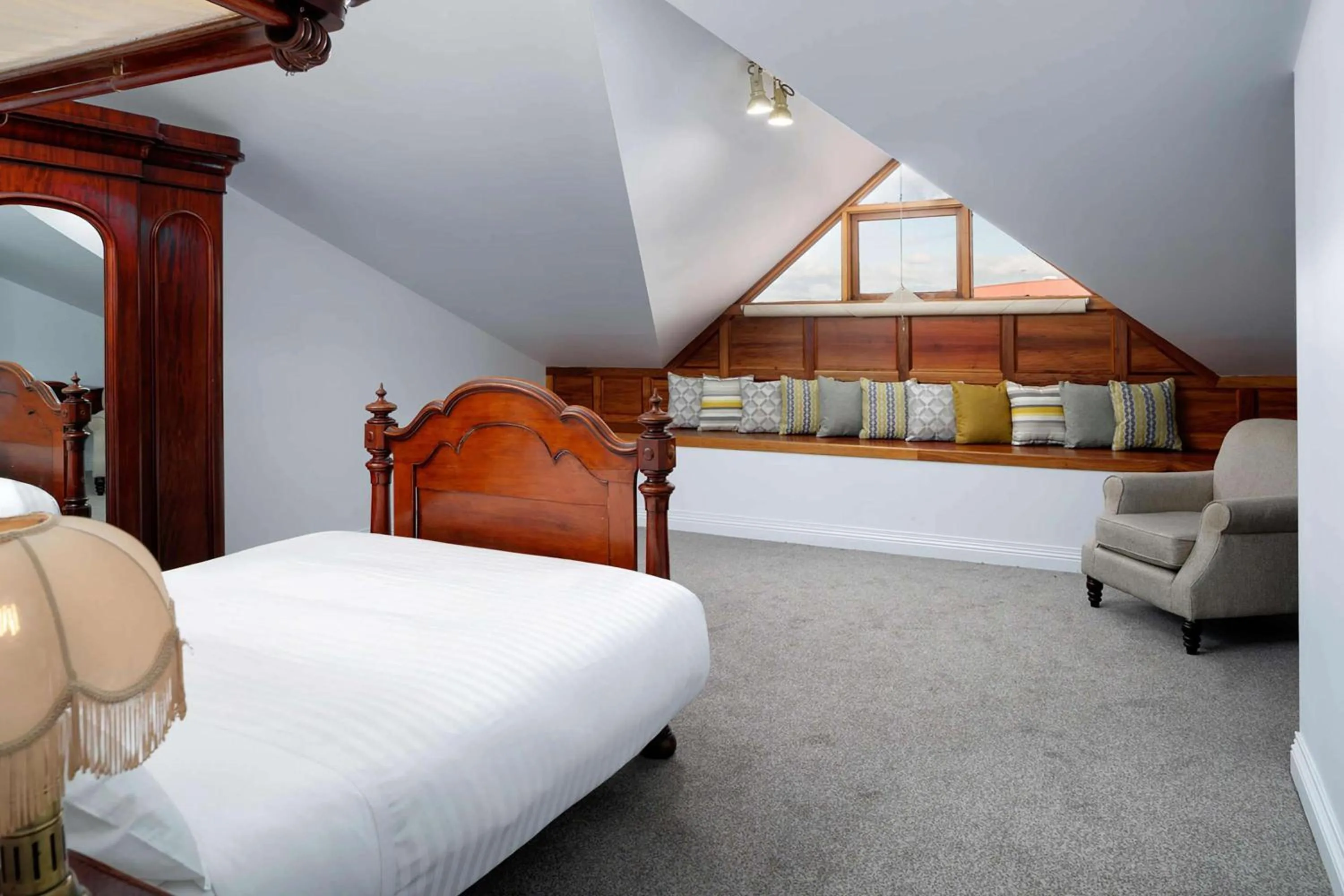 Photo of the whole room, Bed in Rydges Hobart