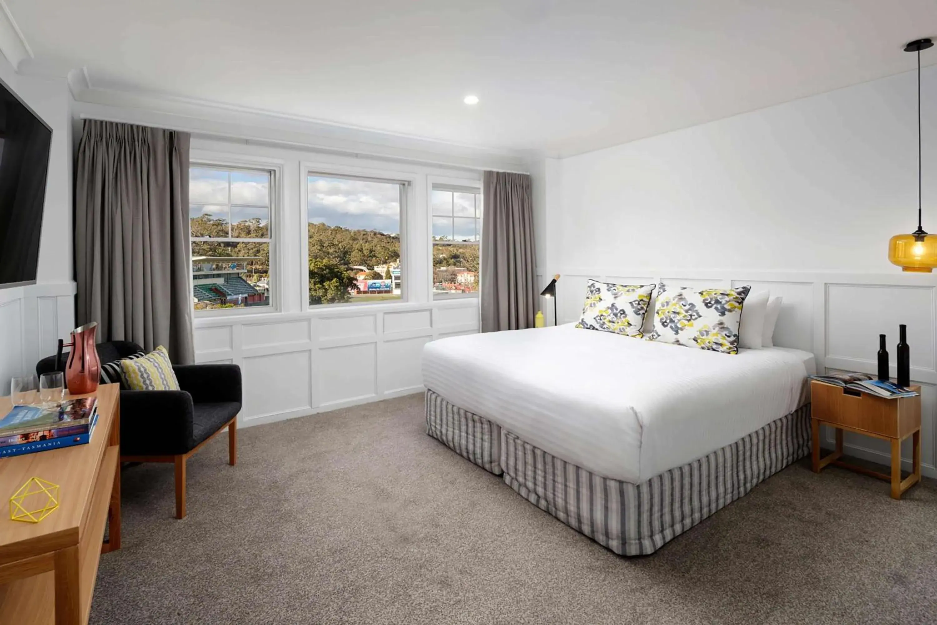 Photo of the whole room, Bed in Rydges Hobart Photo of the whole room, Bed in Rydges Hobart