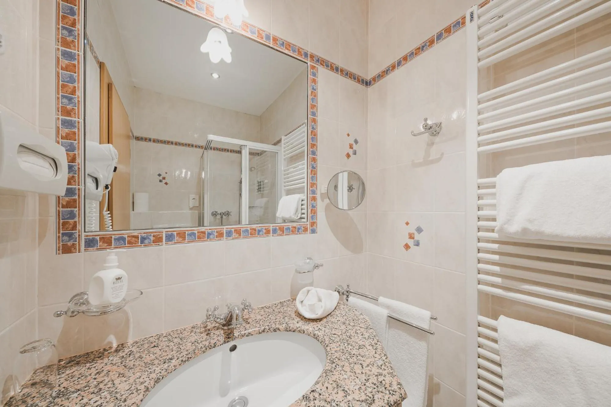 Shower in Hotel Sonklarhof