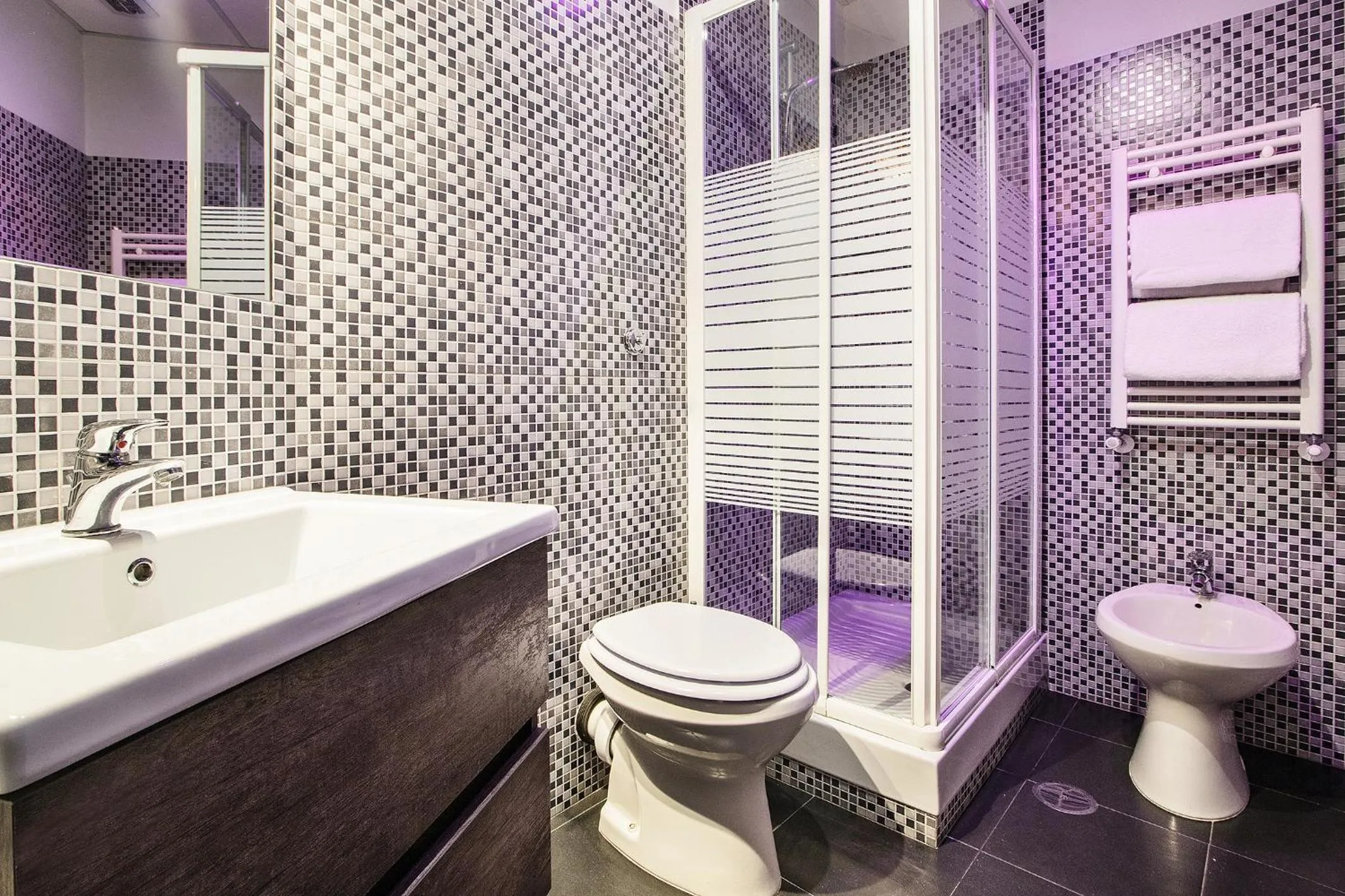 Bathroom in Old Kitchen Vatican Suites