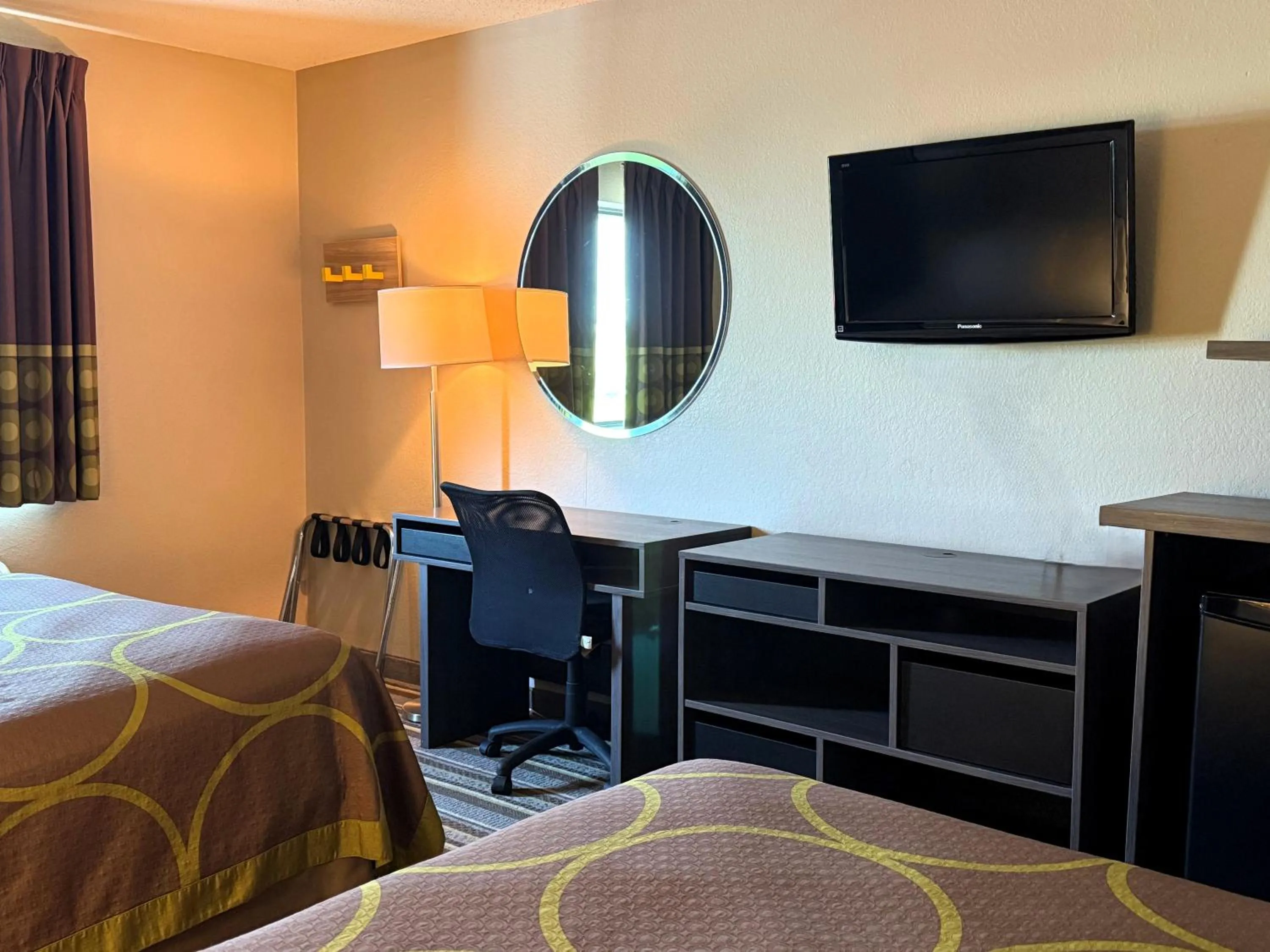 Guests, Bed in Super 8 by Wyndham Gas City Marion Area