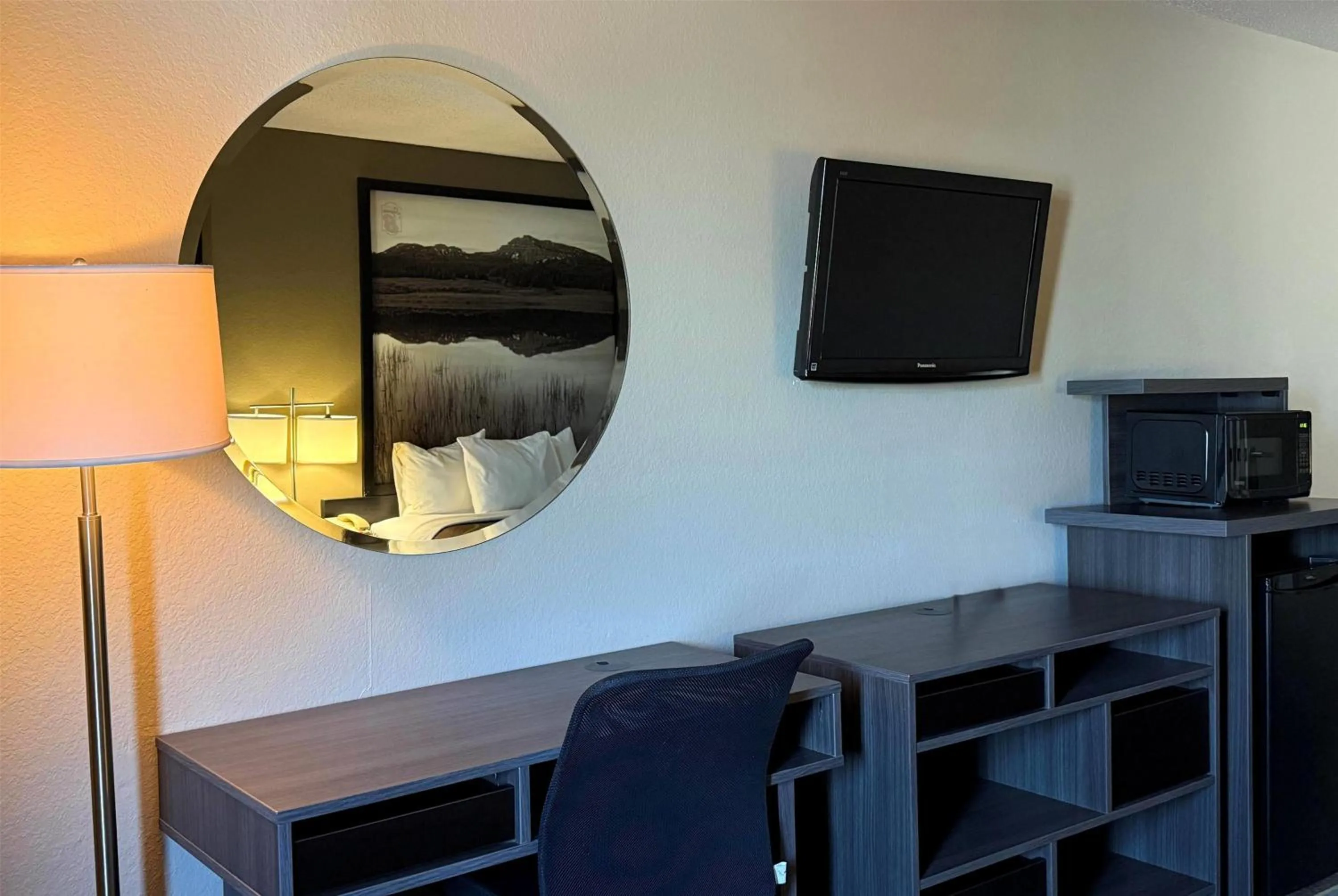 Photo of the whole room in Super 8 by Wyndham Gas City Marion Area