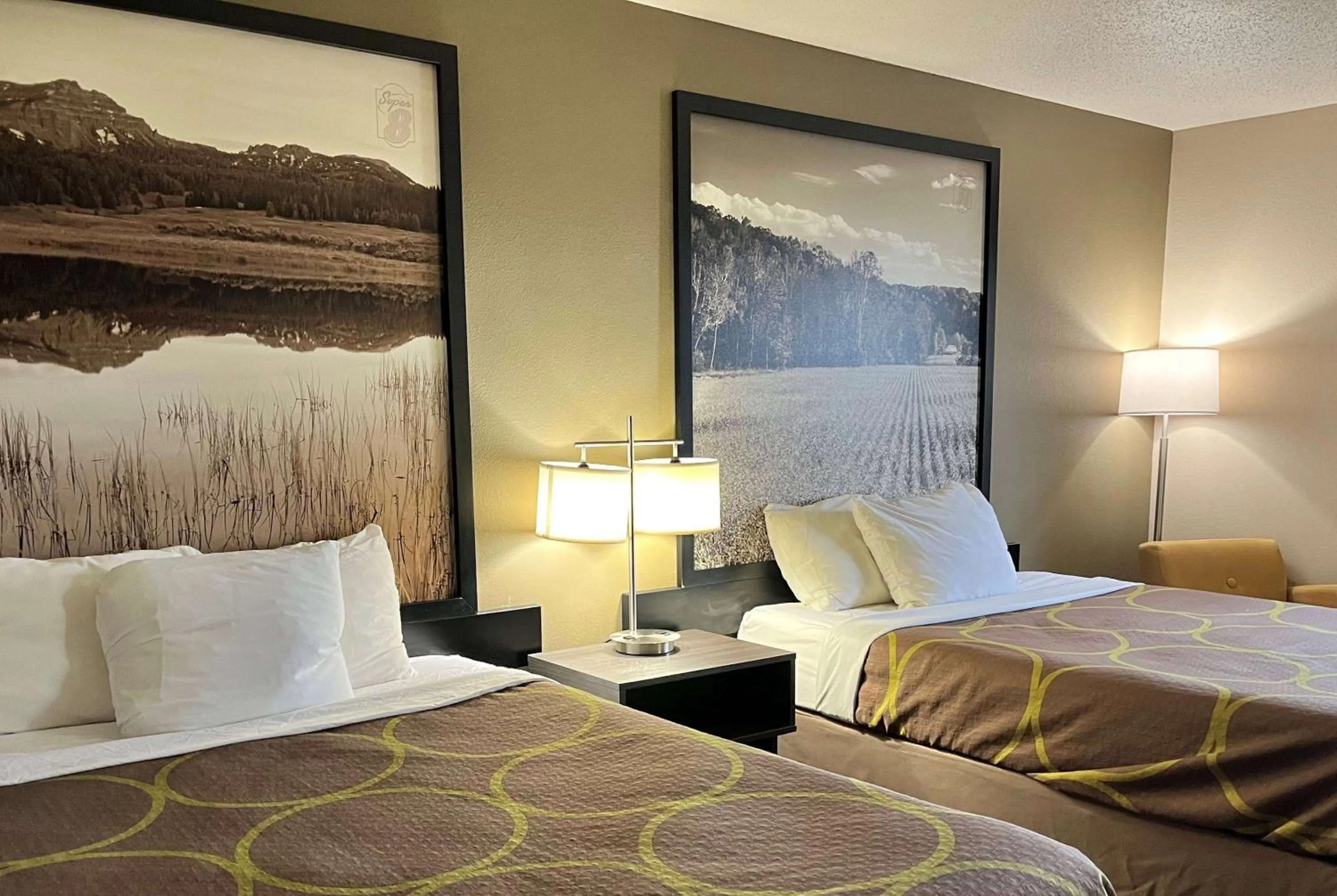 Photo of the whole room, Bed in Super 8 by Wyndham Gas City Marion Area