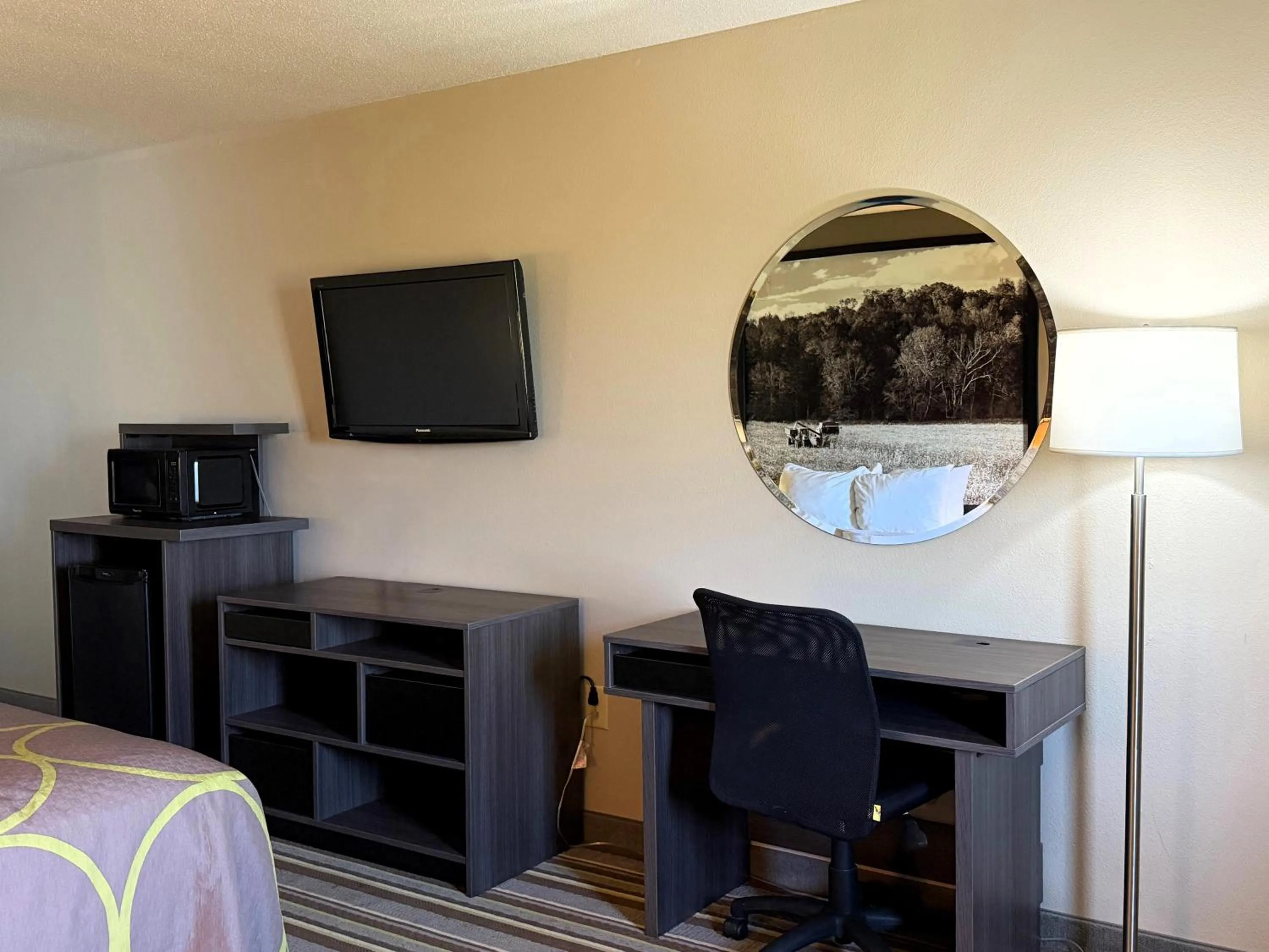 Guests in Super 8 by Wyndham Gas City Marion Area