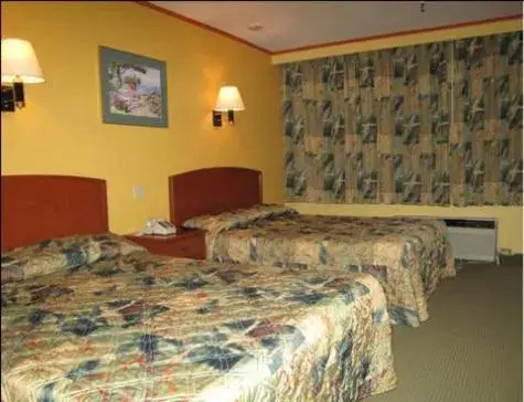 Photo of the whole room, Bed in Bay Shore Inn