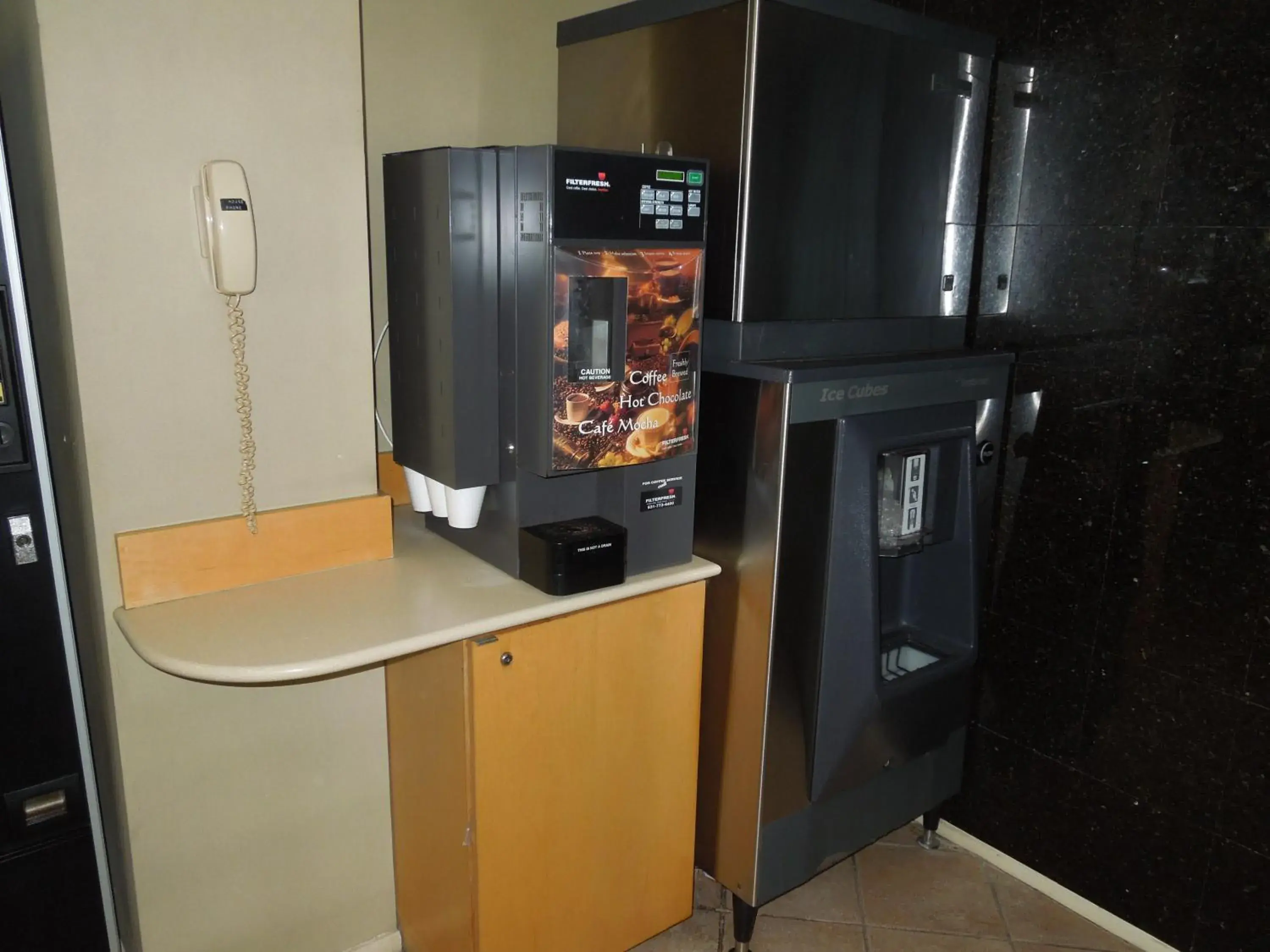 Coffee/tea facilities in Bay Shore Inn