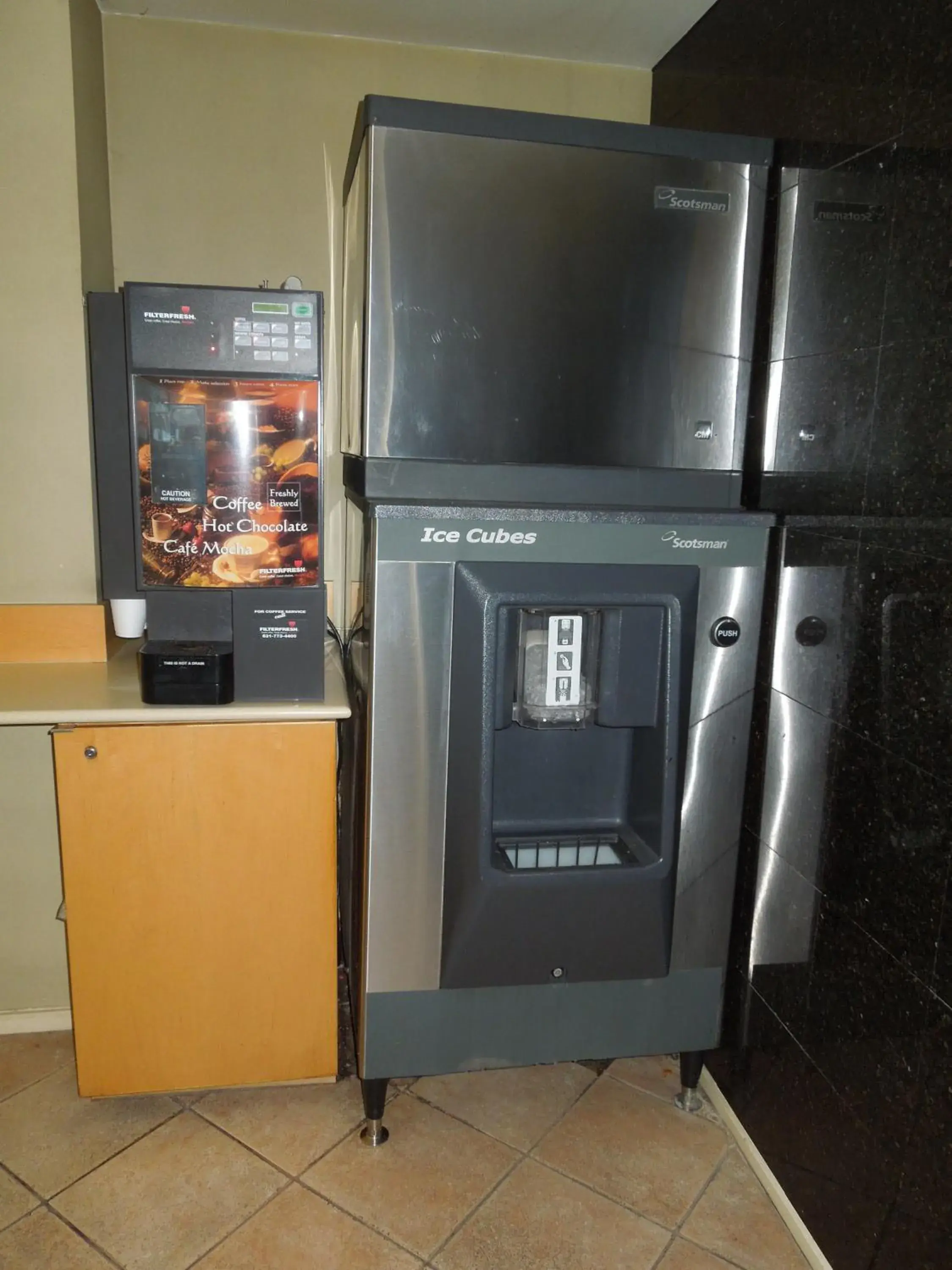 Coffee/tea facilities, Kitchen/Kitchenette in Bay Shore Inn