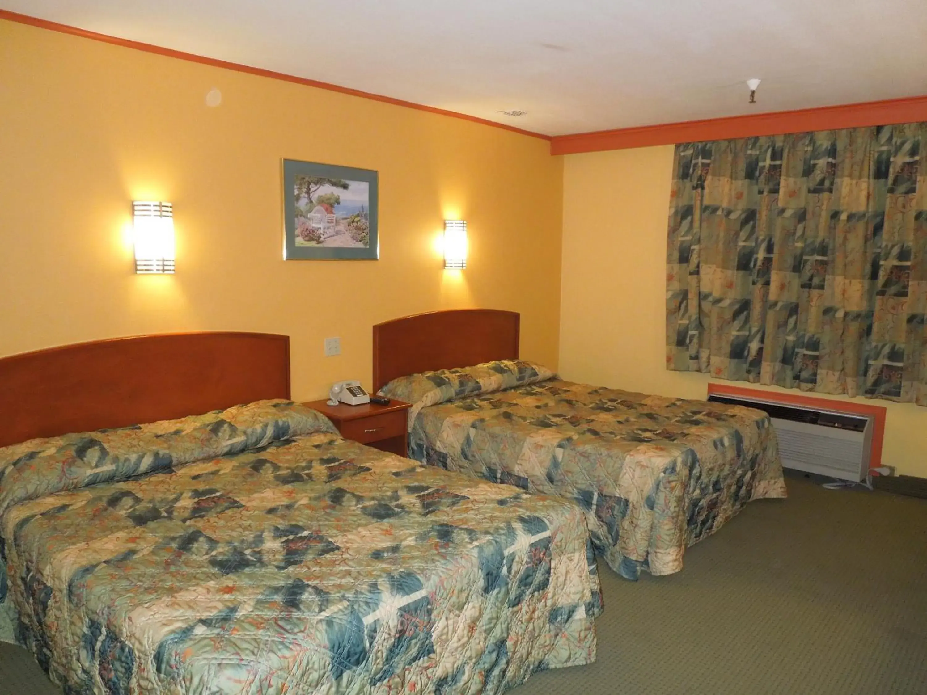 Photo of the whole room, Bed in Bay Shore Inn