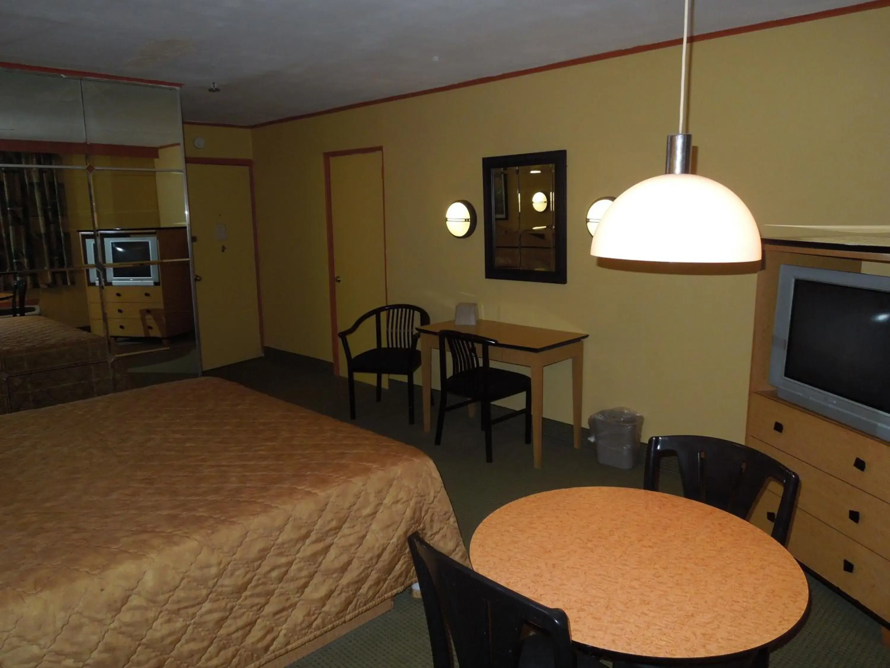 Photo of the whole room in Bay Shore Inn