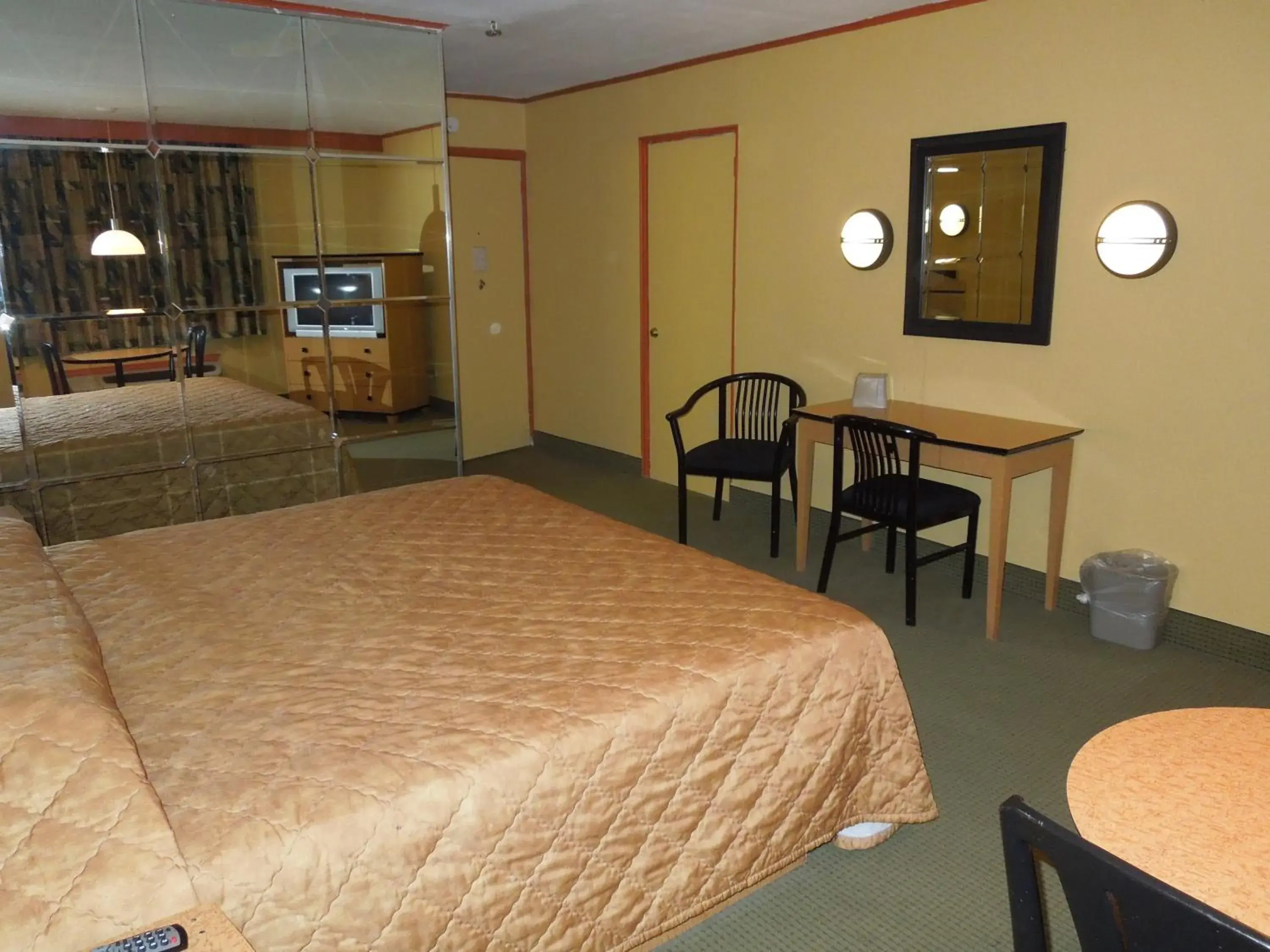 Photo of the whole room in Bay Shore Inn