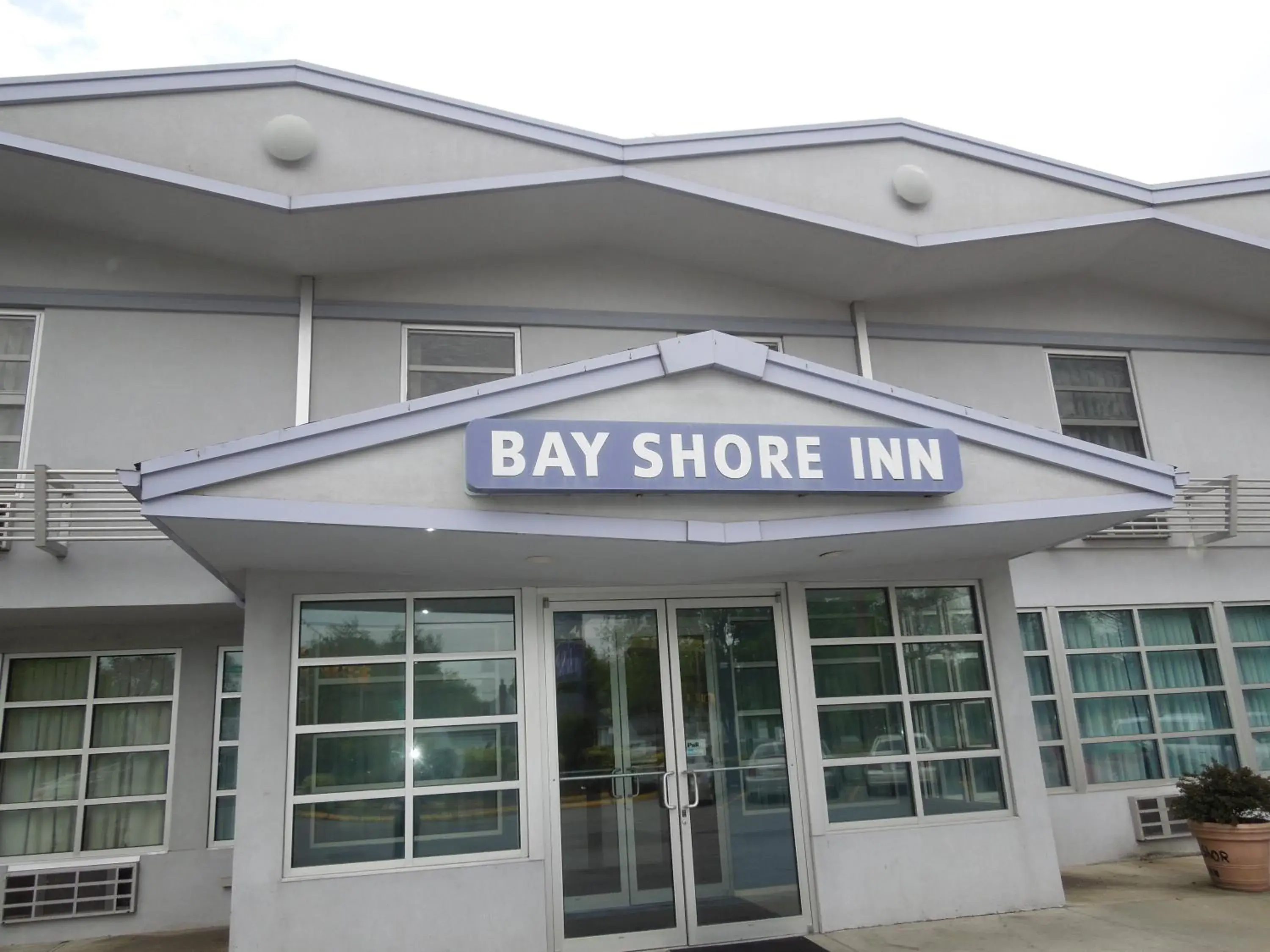 Facade/entrance, Property Building in Bay Shore Inn