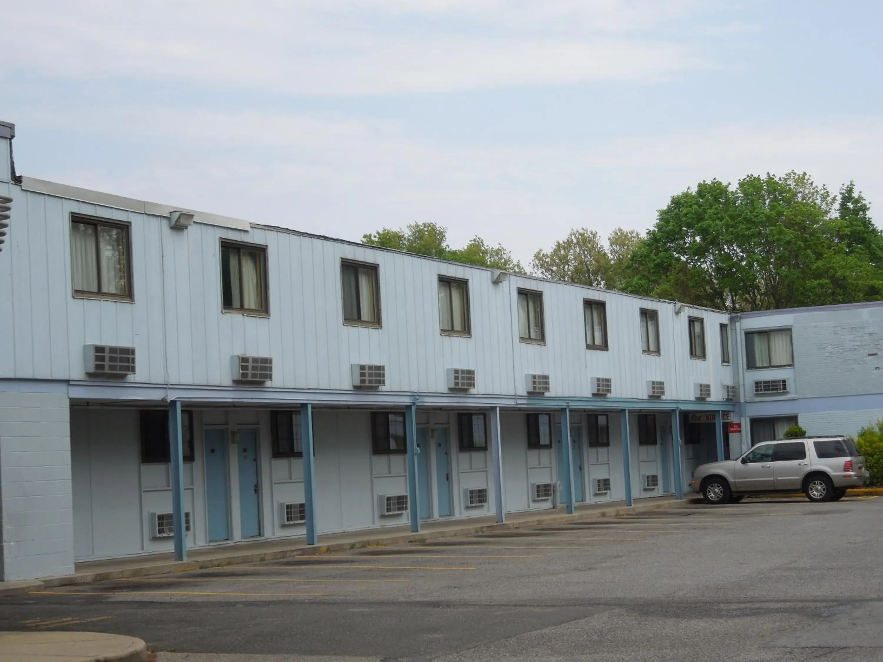 Property Building in Bay Shore Inn