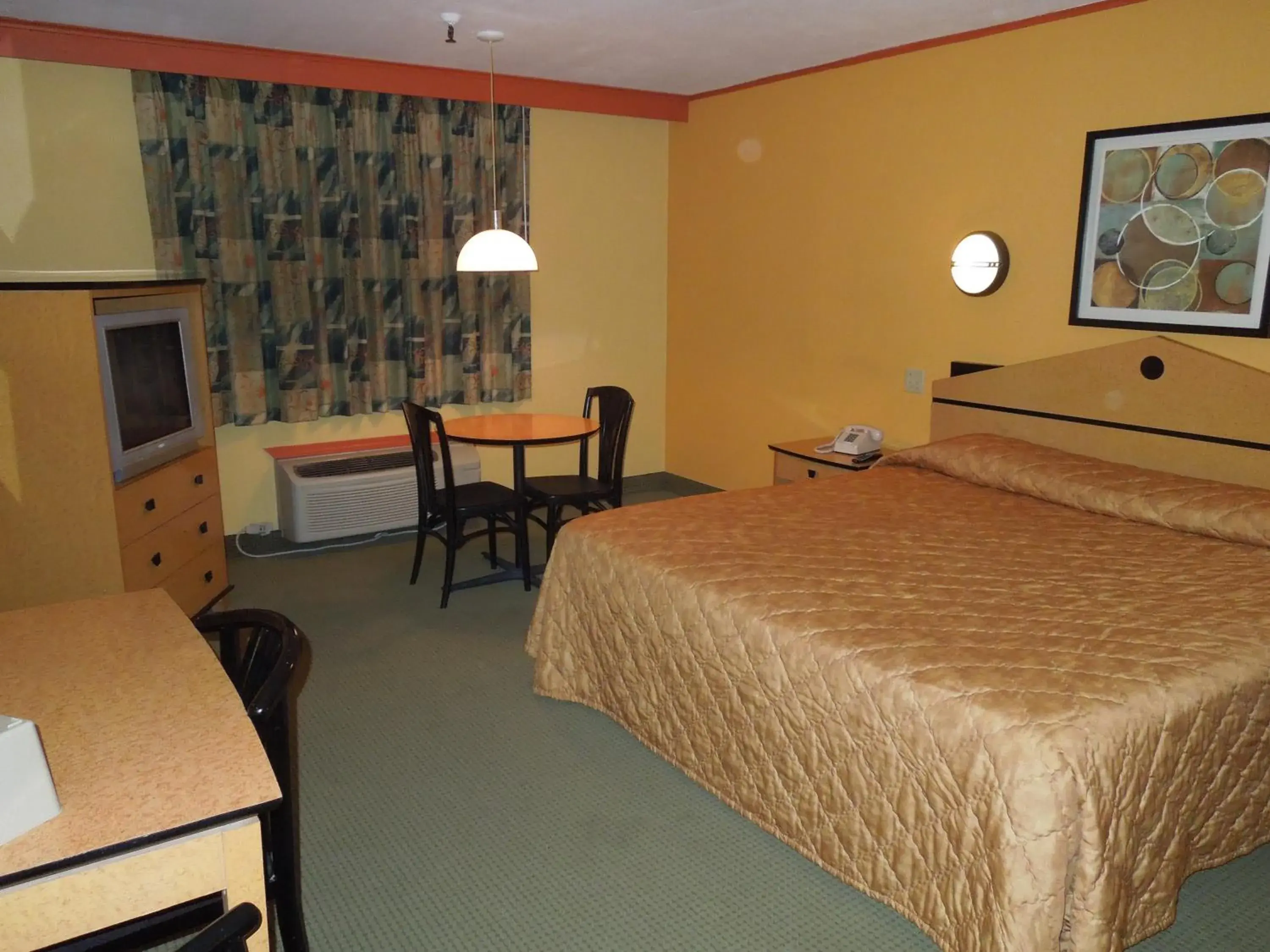 Photo of the whole room, Bed in Bay Shore Inn