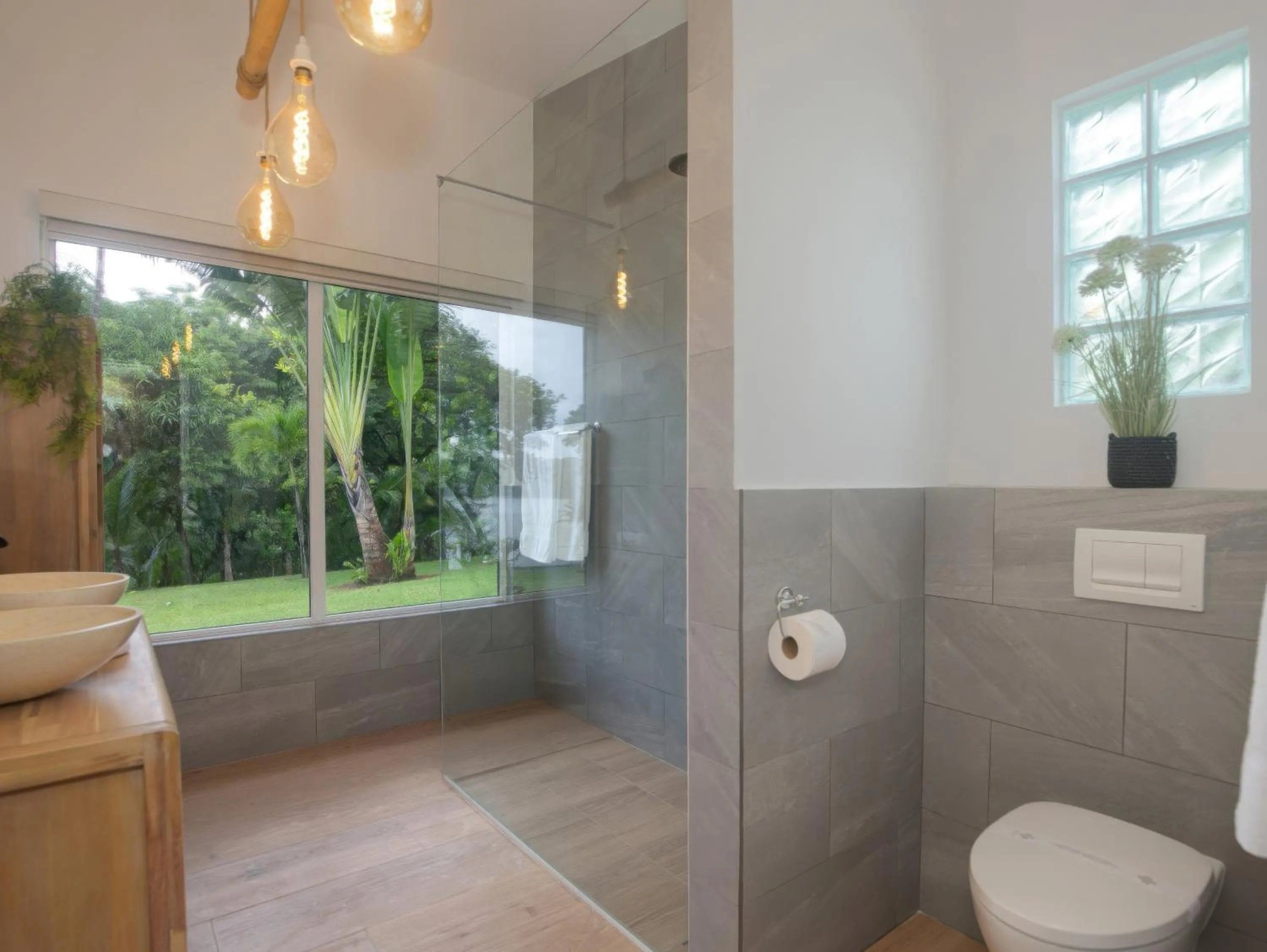 Shower in Bocas del Mar