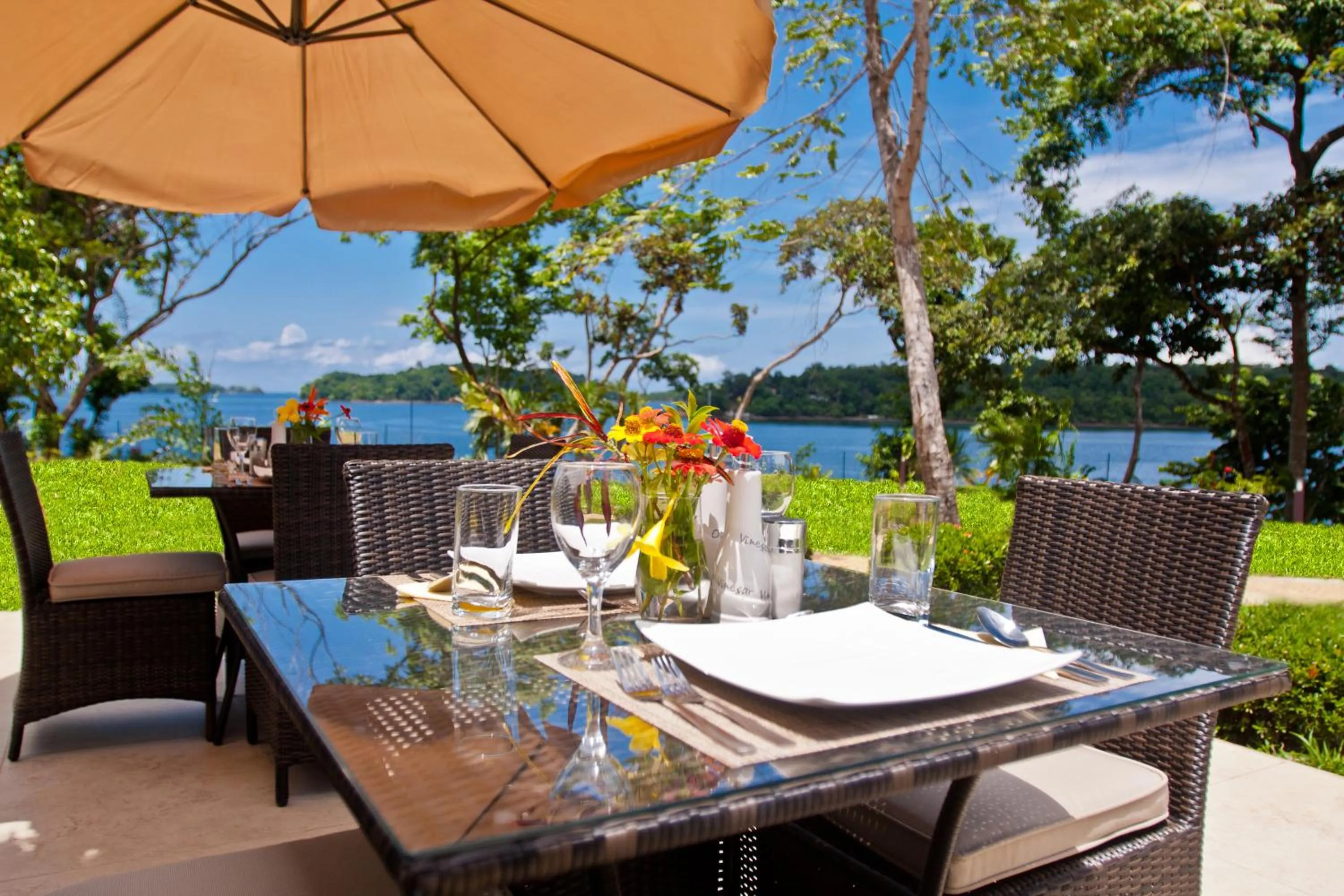 Restaurant/places to eat in Bocas del Mar