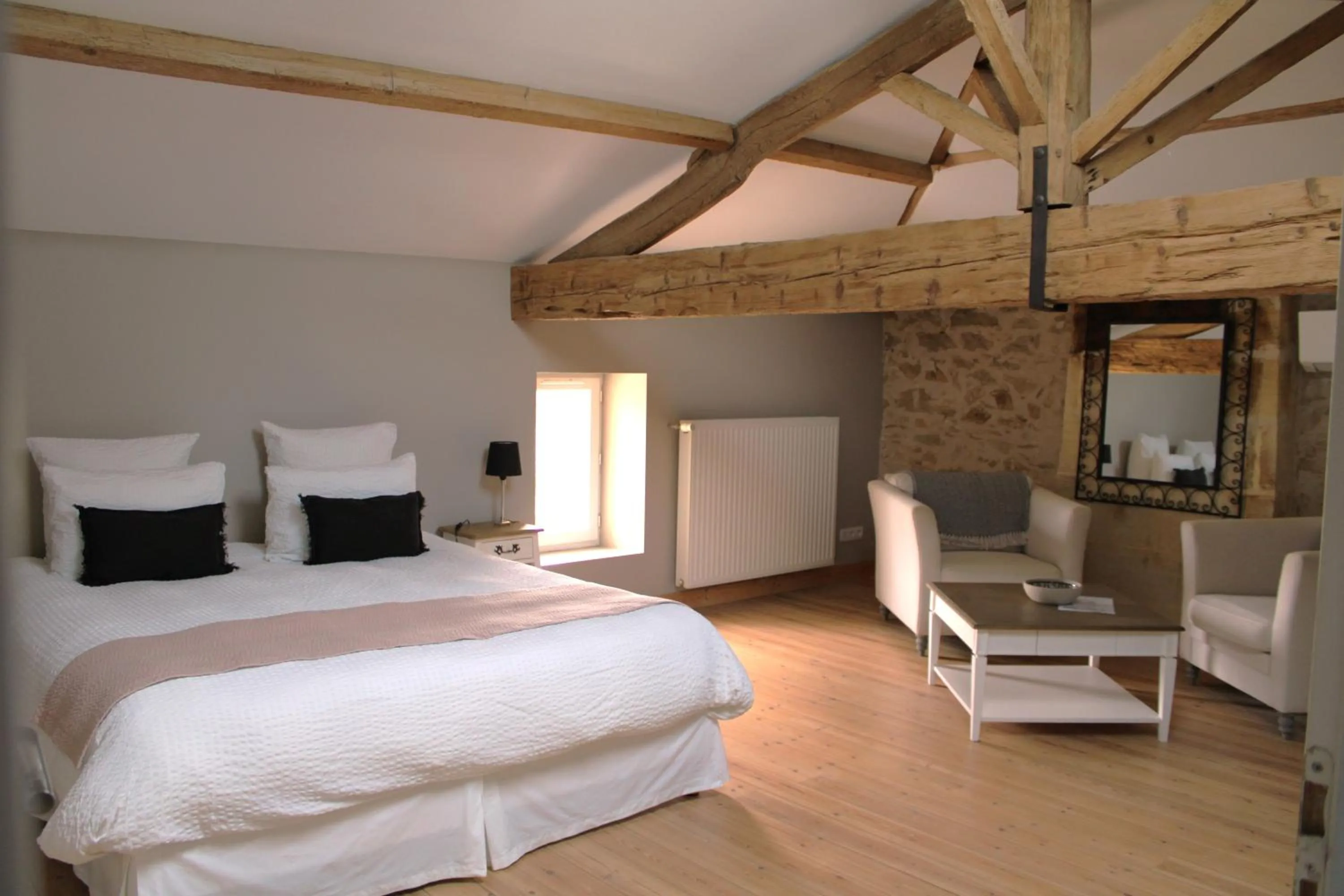 Photo of the whole room, Bed in La Vigneraie de Laura
