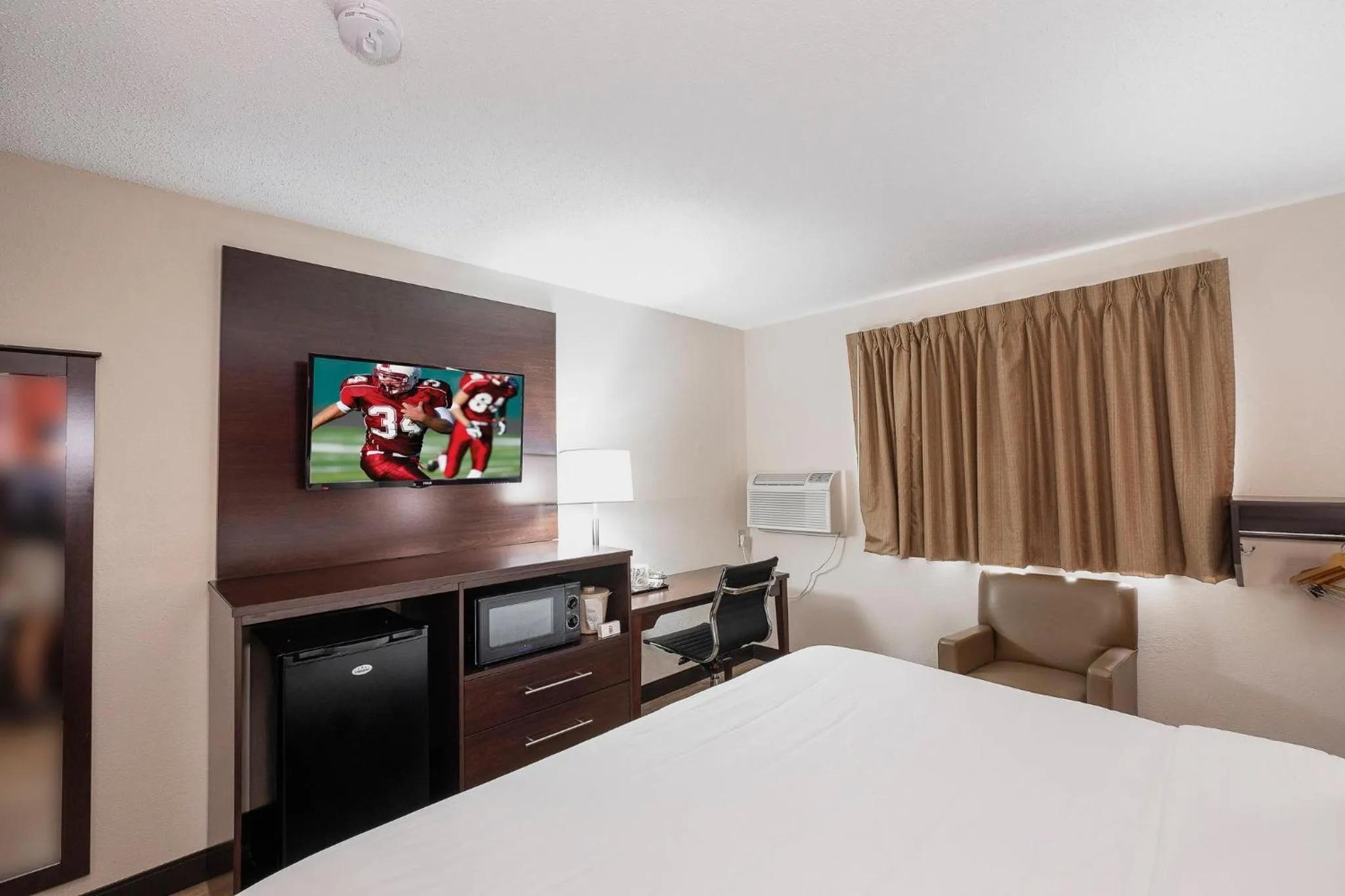 Photo of the whole room, Bed in Red Roof Inn Bristol