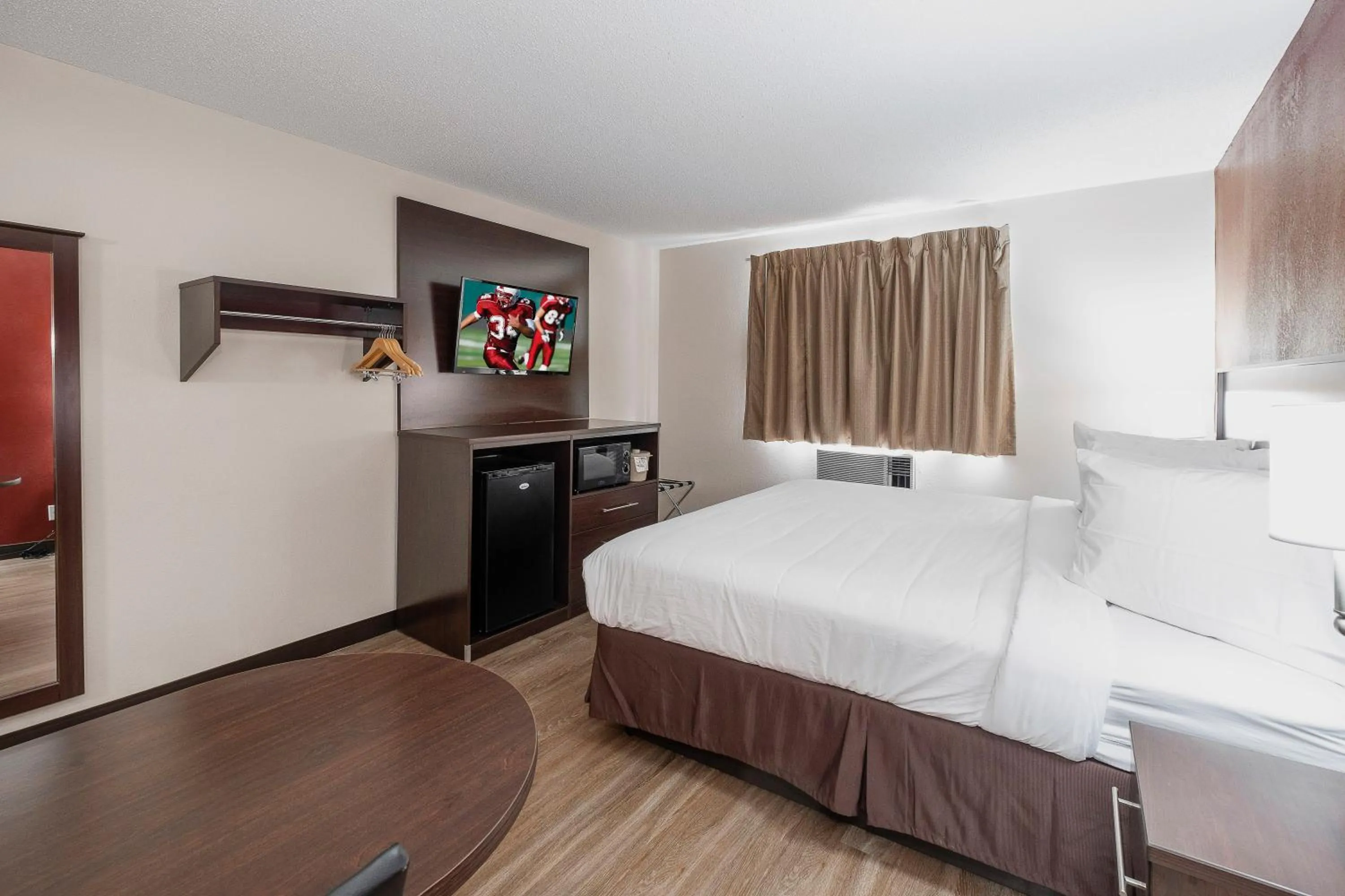 Bedroom, Bed in Red Roof Inn Bristol