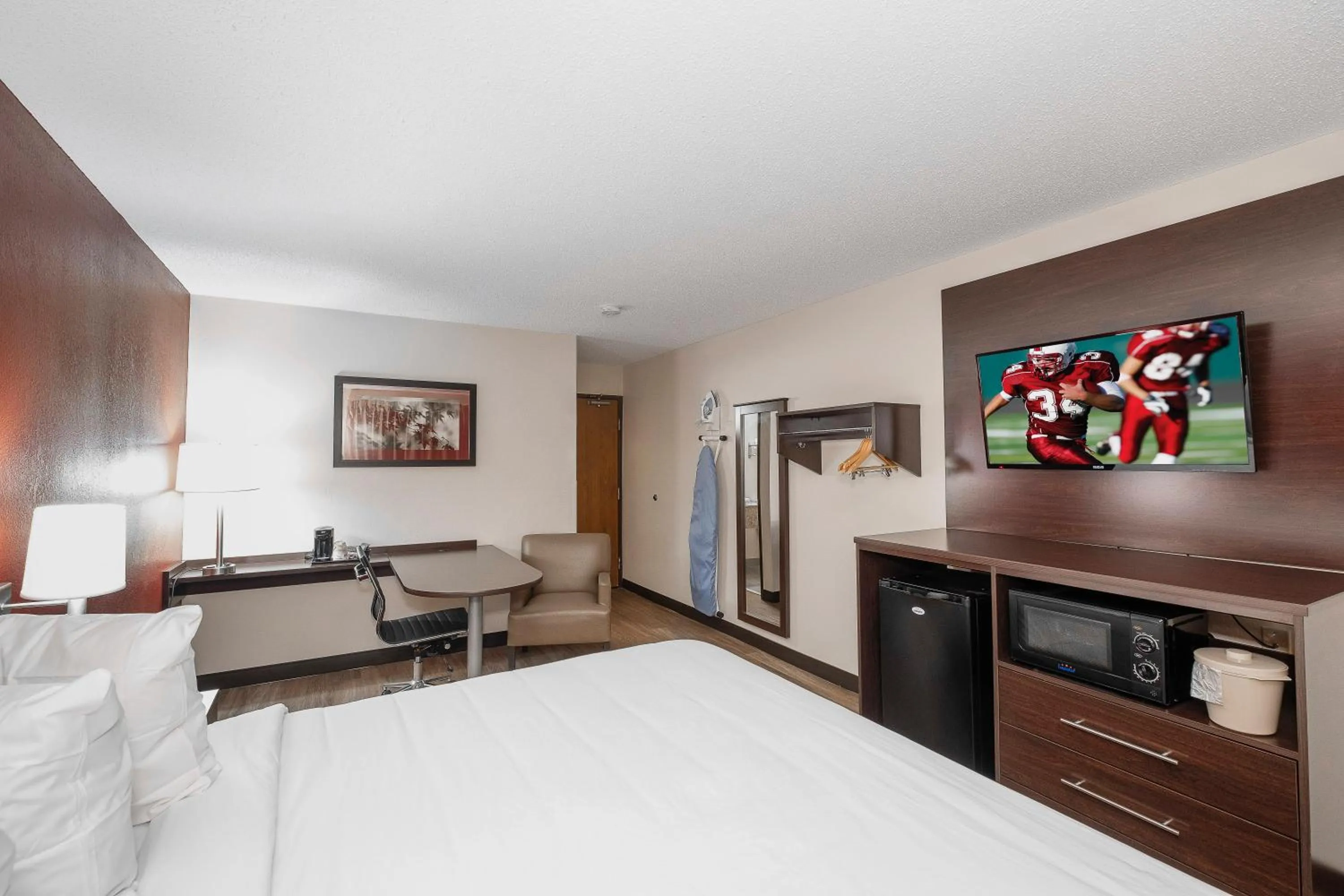 Bedroom, Bed in Red Roof Inn Bristol