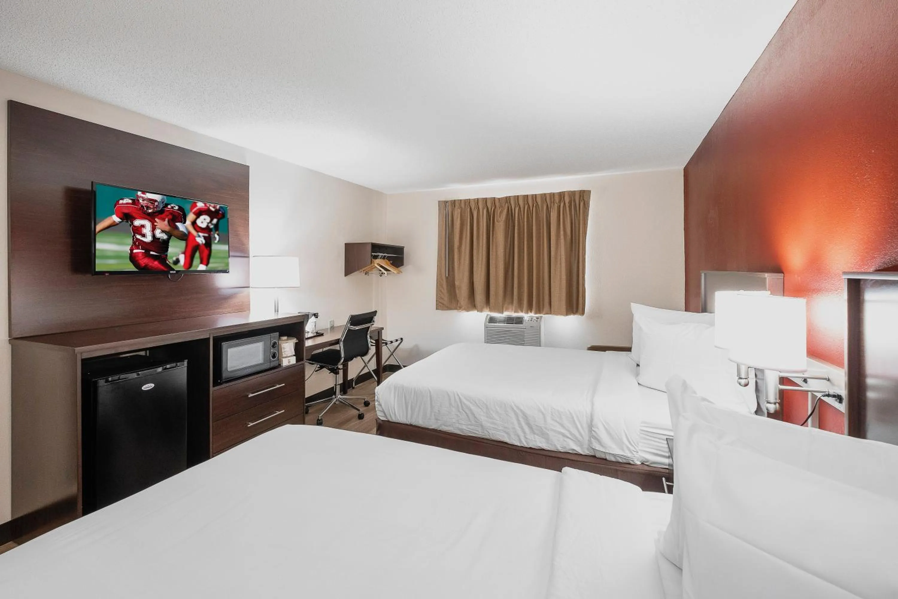 Bedroom, Bed in Red Roof Inn Bristol