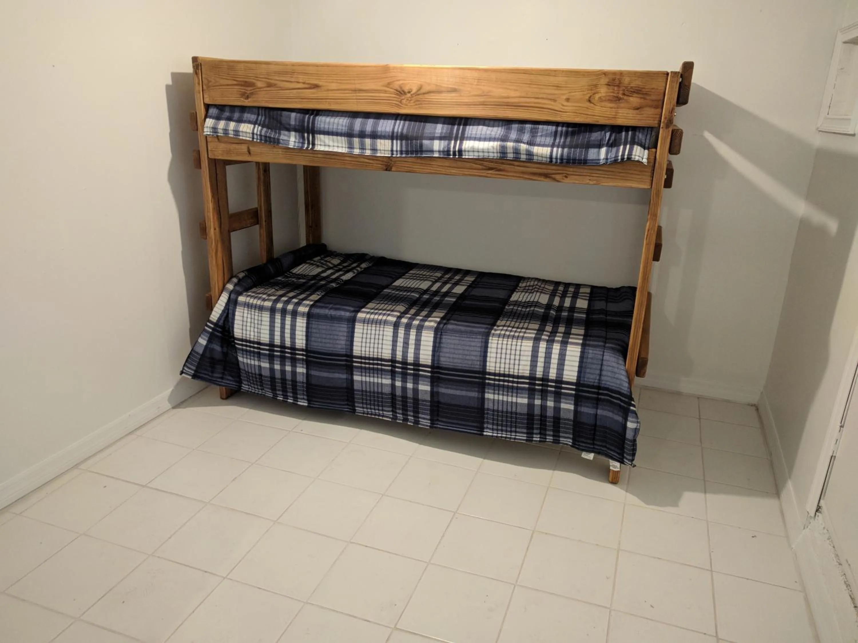 bunk bed, Bed in The Van Zant House