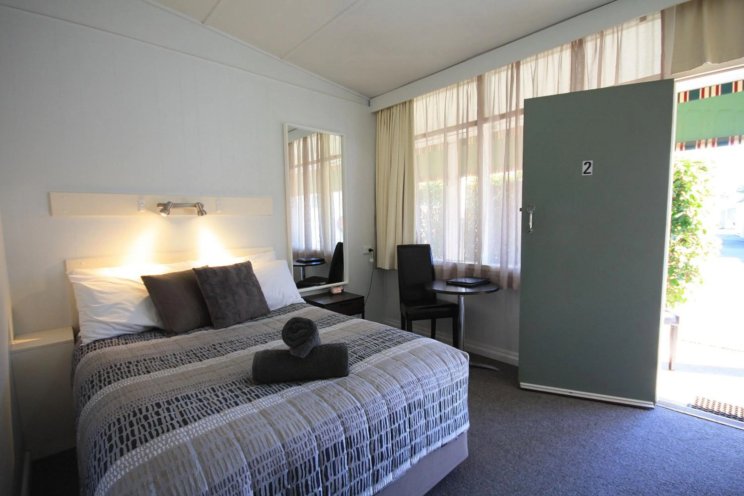 Photo of the whole room, Bed in Hi Way Motor Inn