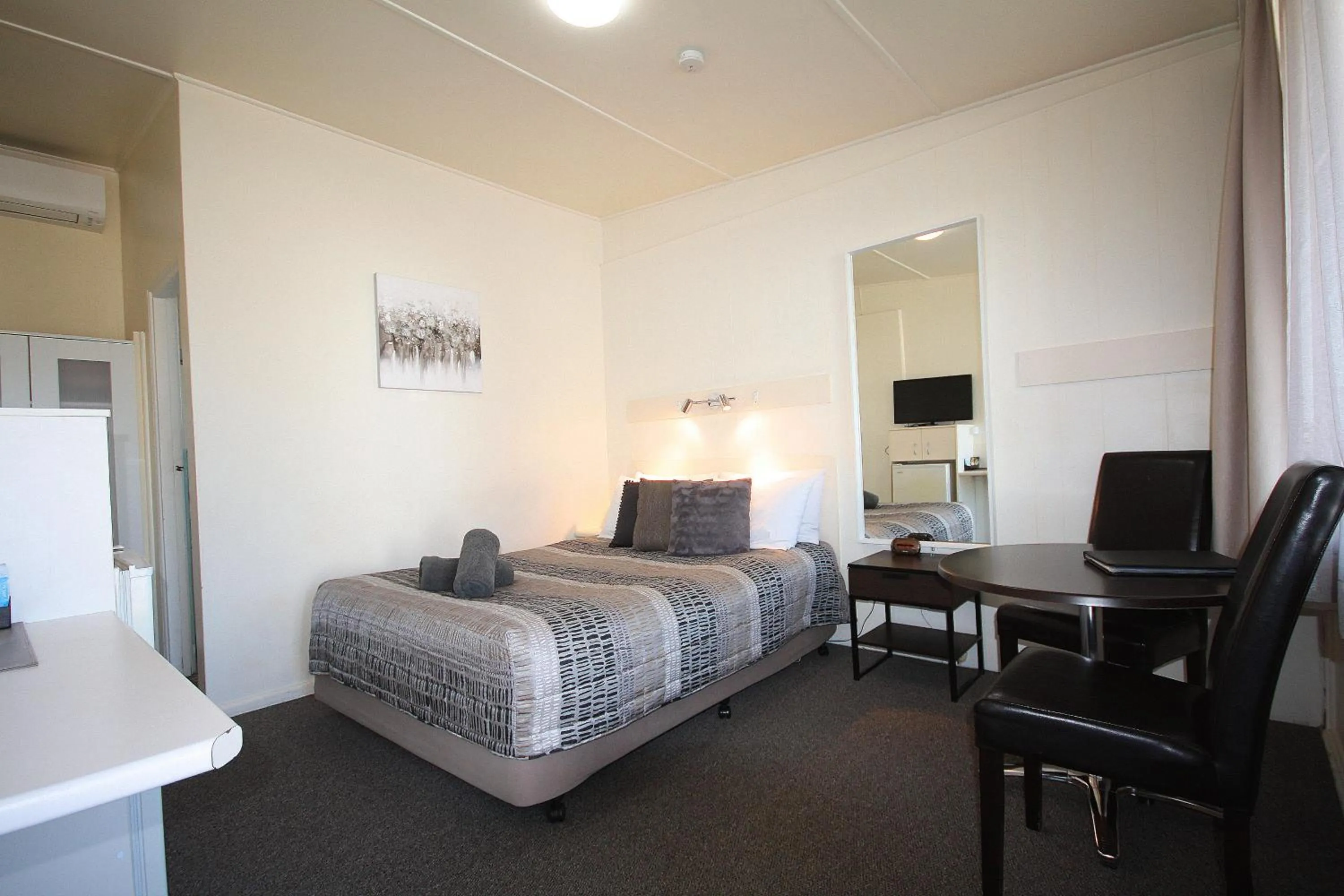 Photo of the whole room, Bed in Hi Way Motor Inn