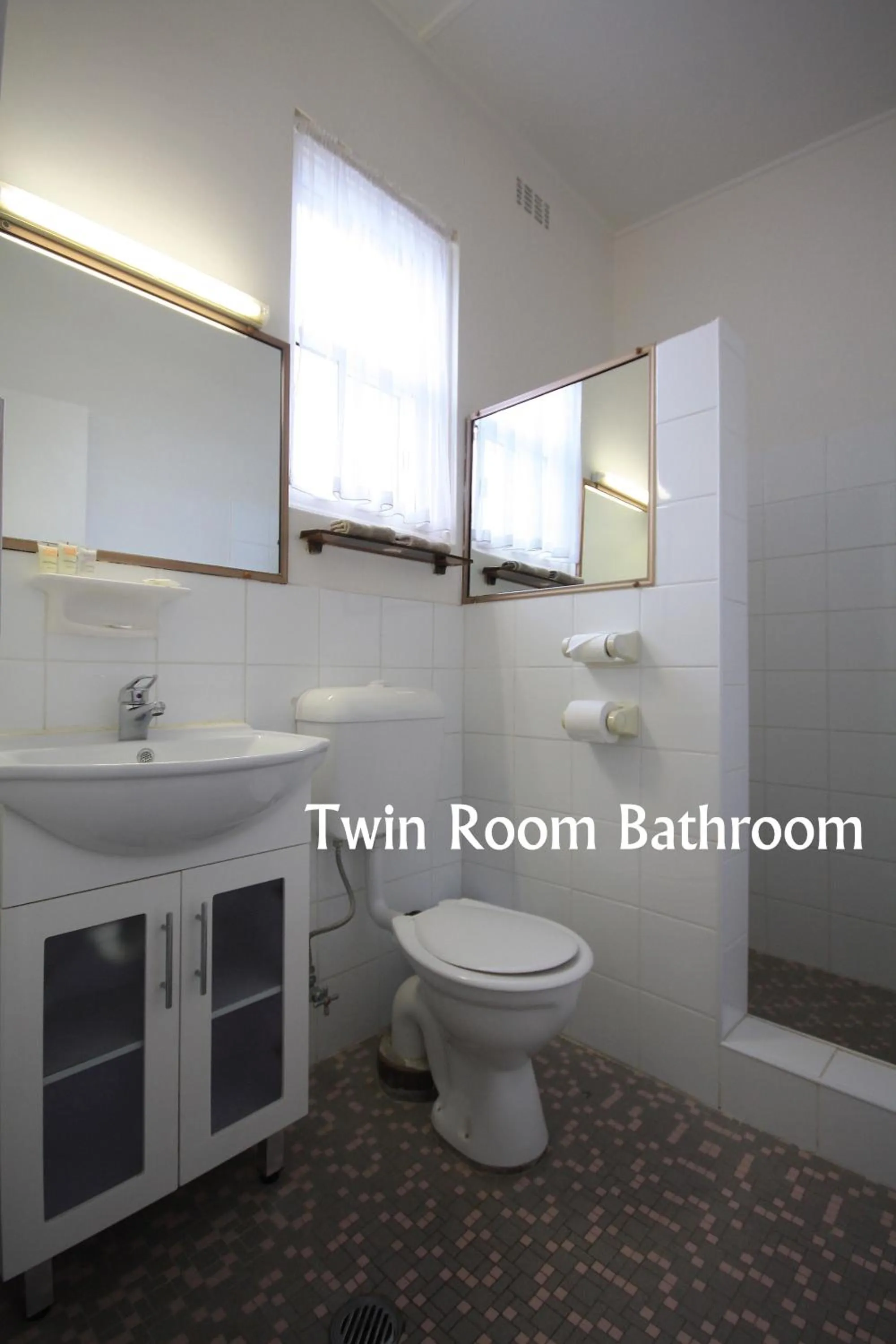 Bathroom in Hi Way Motor Inn