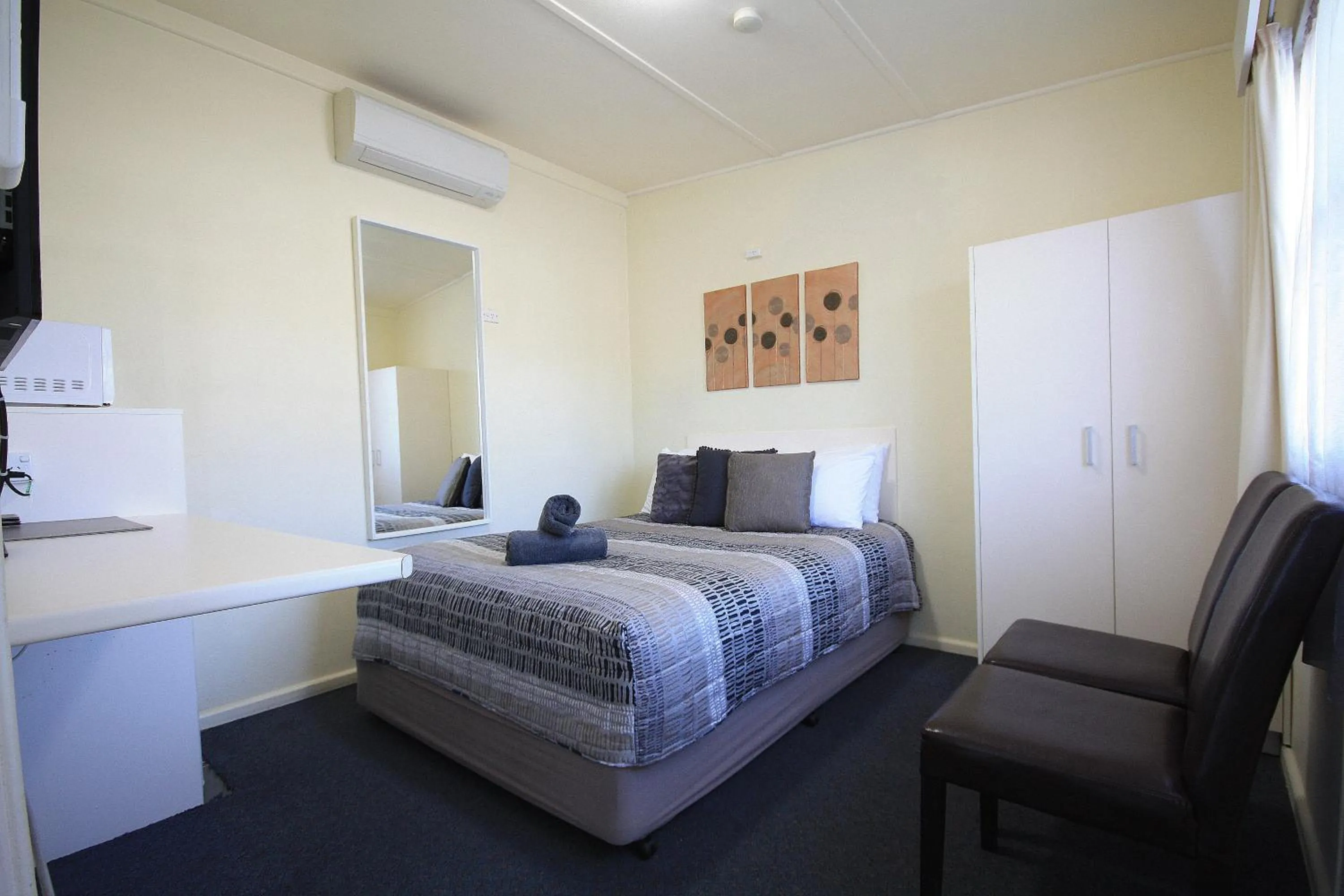 Photo of the whole room, Bed in Hi Way Motor Inn