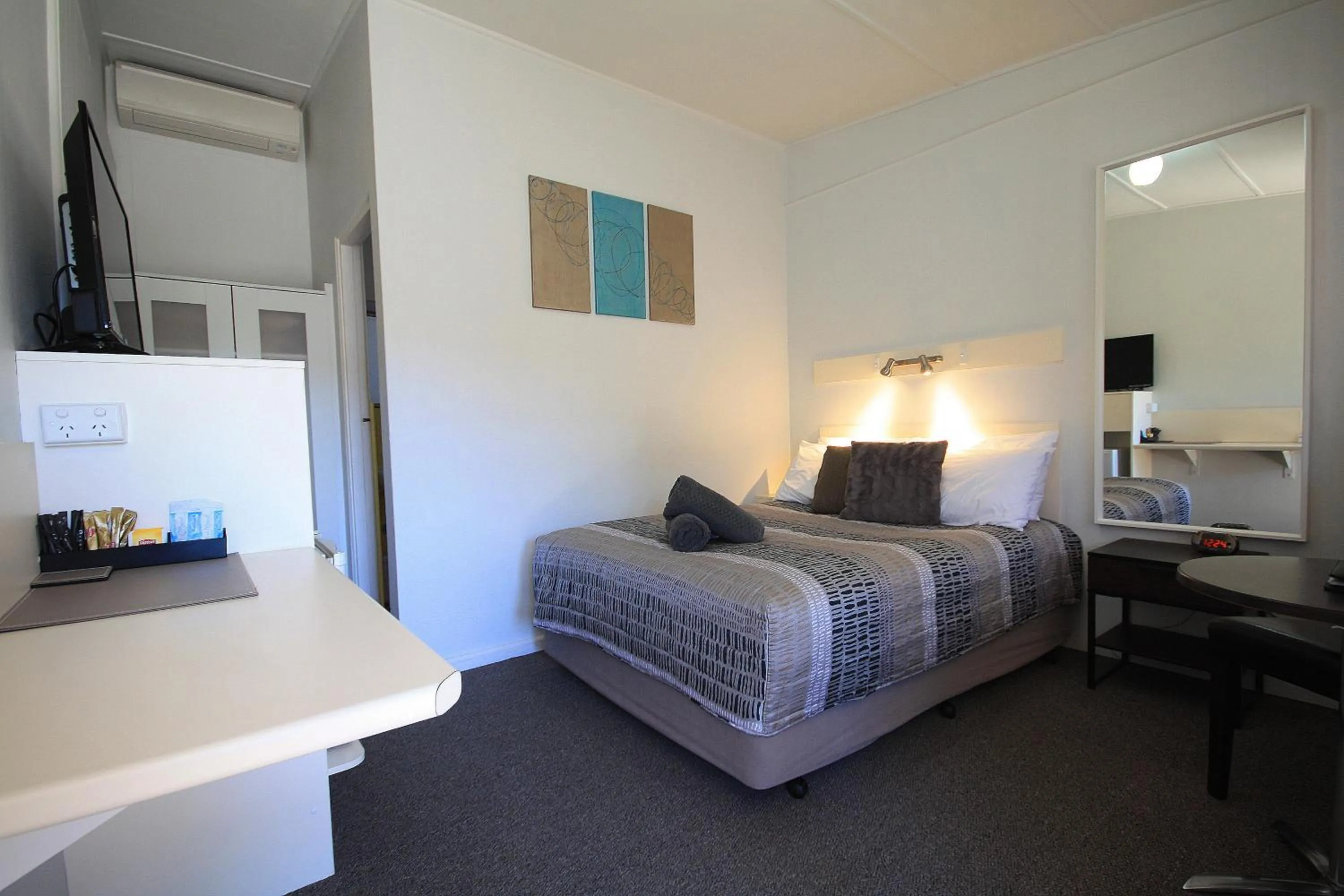 Photo of the whole room, Bed in Hi Way Motor Inn