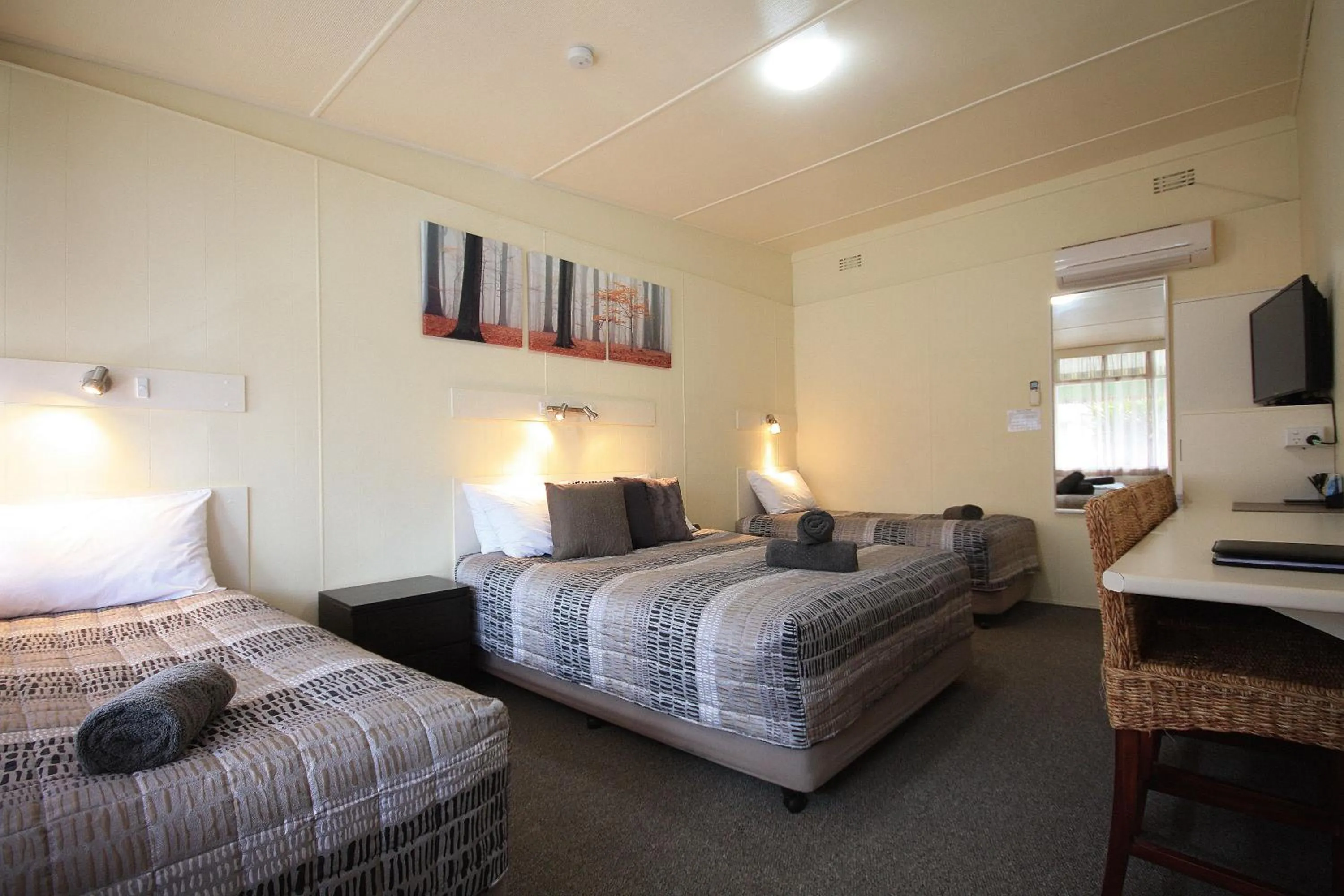 Photo of the whole room, Bed in Hi Way Motor Inn