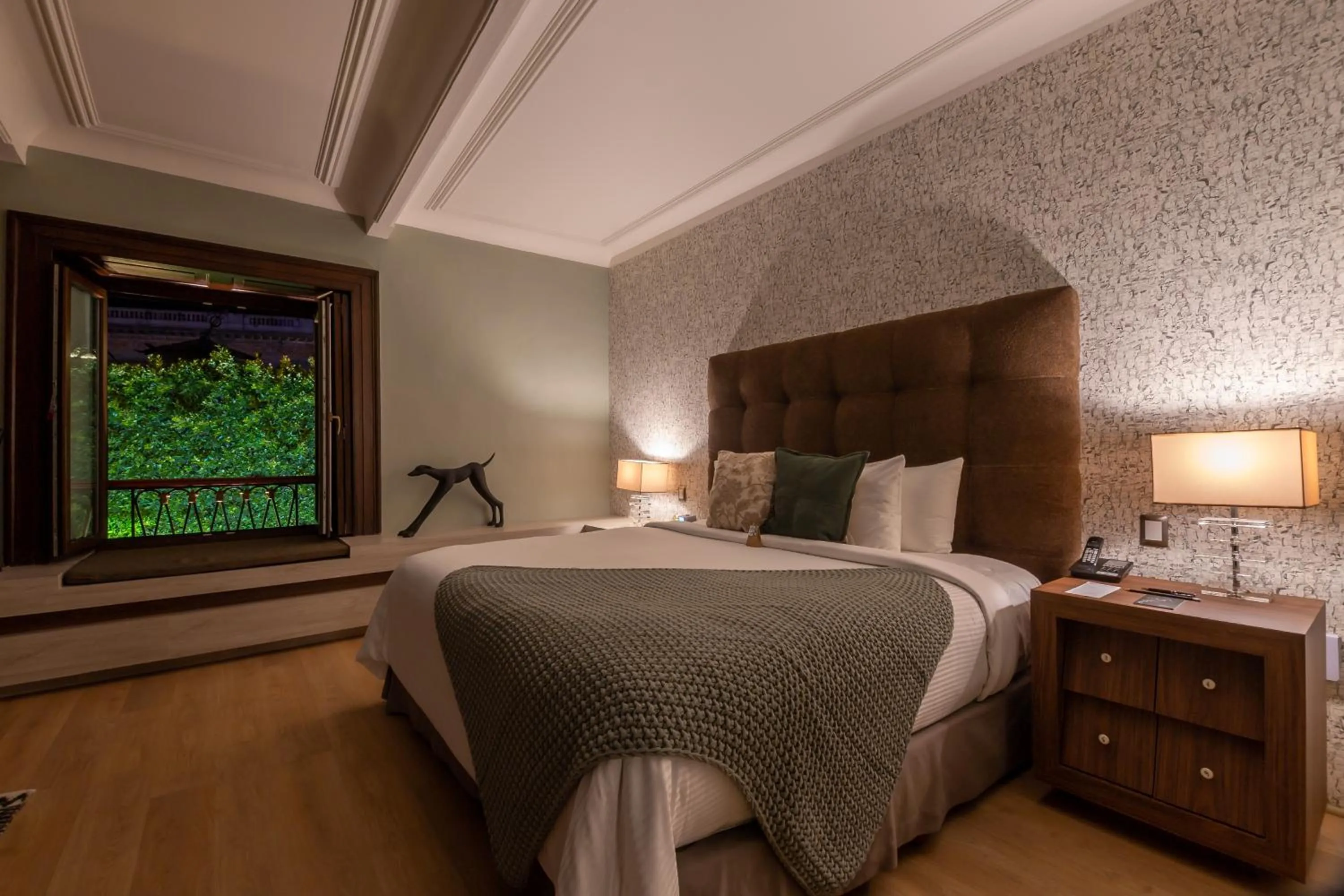 Photo of the whole room, Bed in 1850 Hotel Boutique