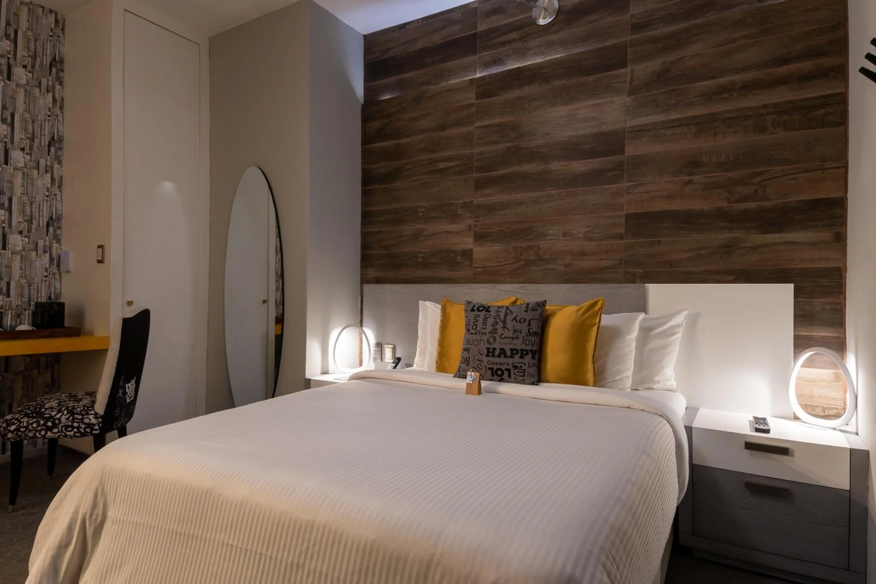 Photo of the whole room, Bed in 1850 Hotel Boutique