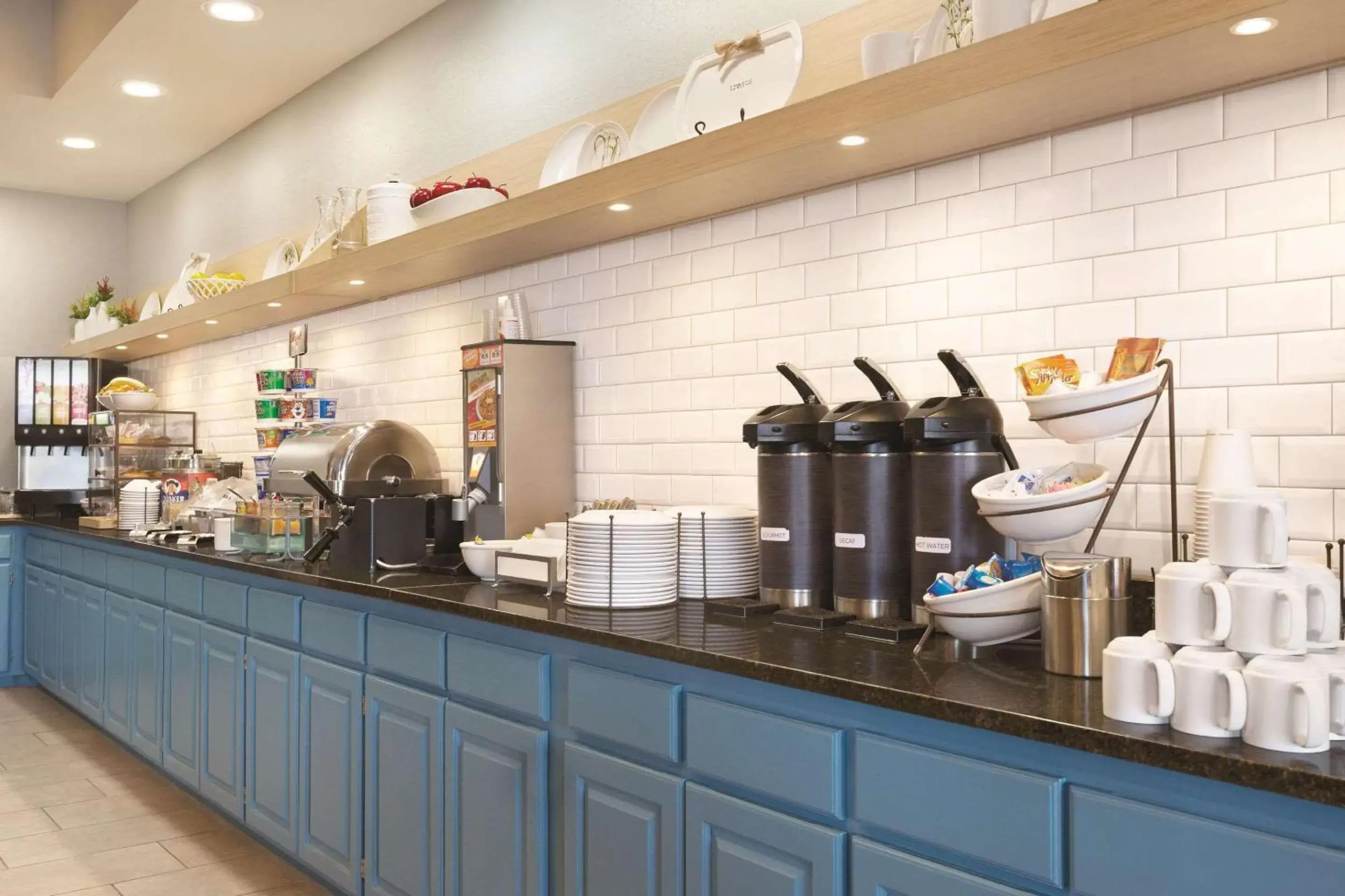 Breakfast in Country Inn & Suites by Radisson, Billings, MT Breakfast in Country Inn & Suites by Radisson, Billings, MT