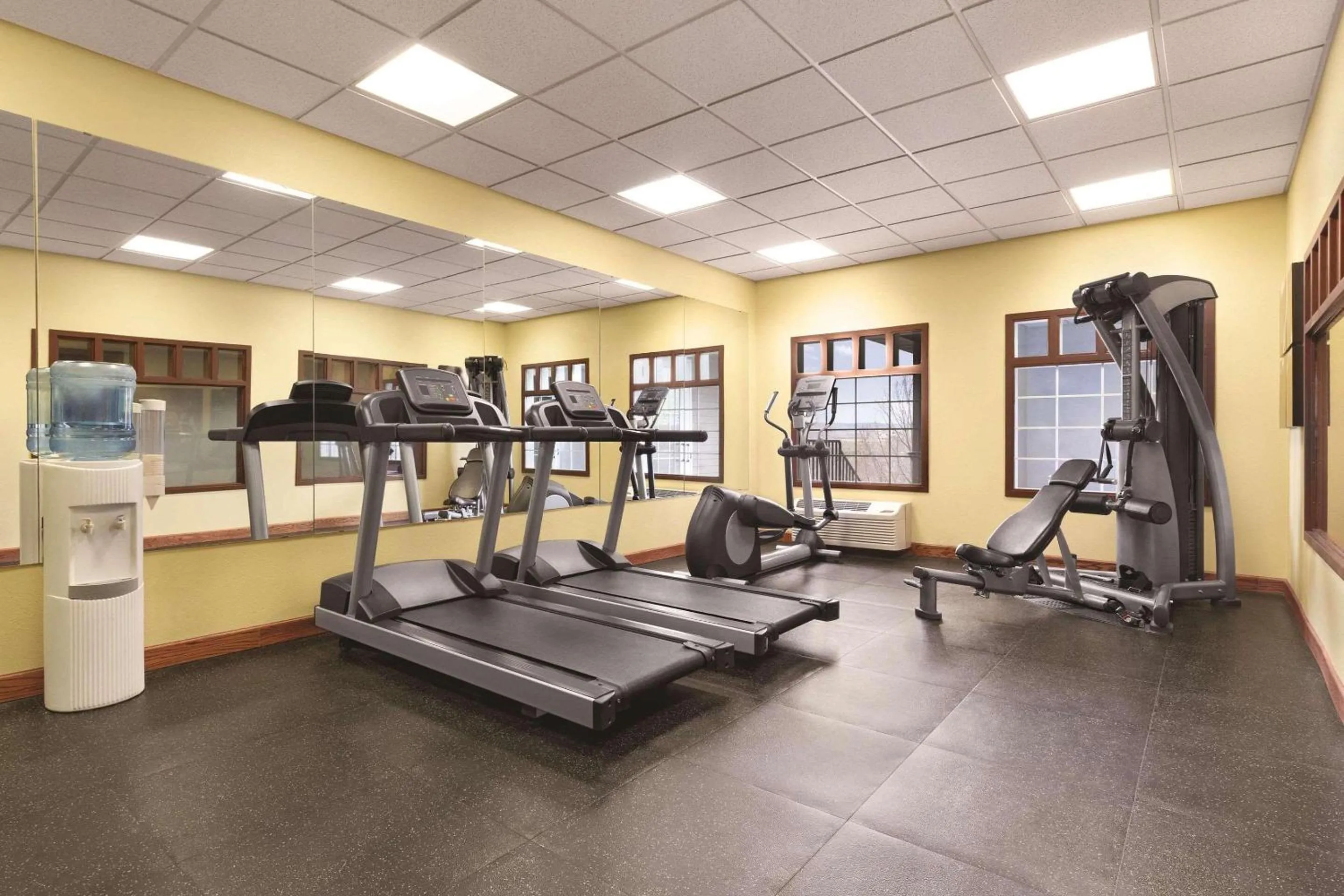 Fitness centre/facilities in Country Inn & Suites by Radisson, Billings, MT
