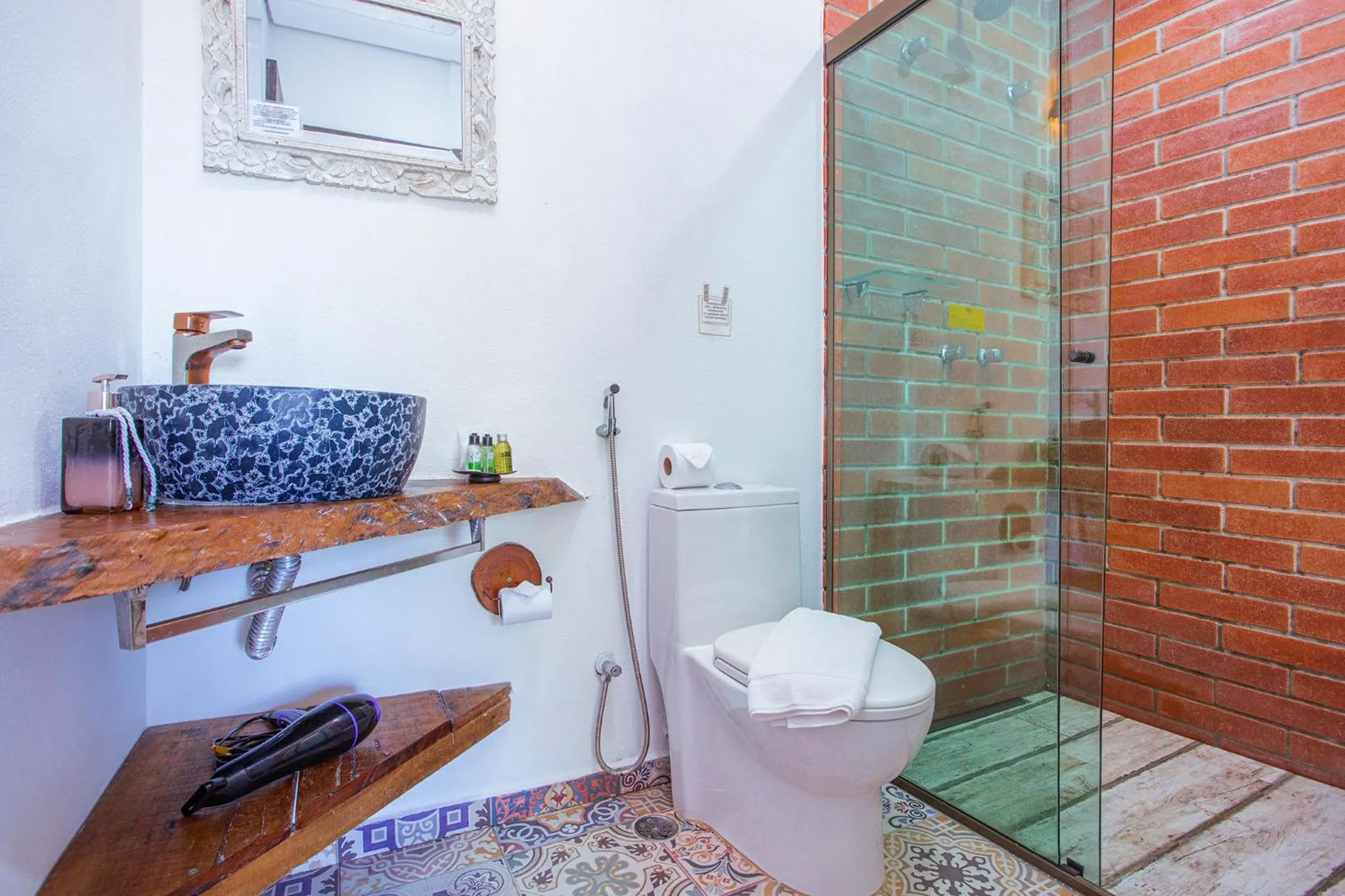 Shower in Hotel Vila Kebaya