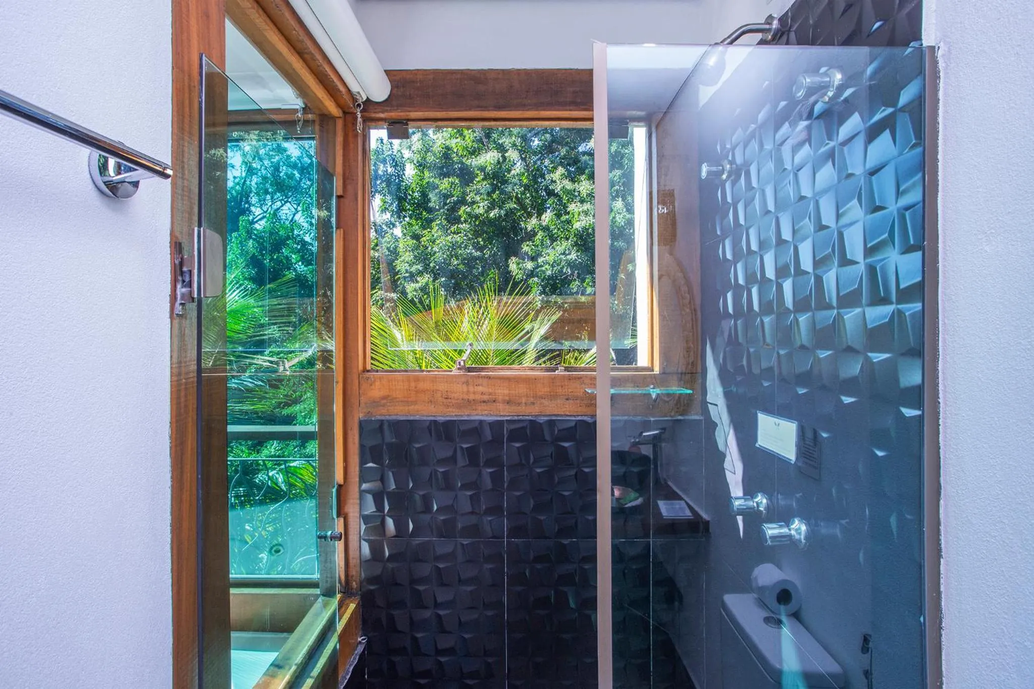 Shower in Hotel Vila Kebaya