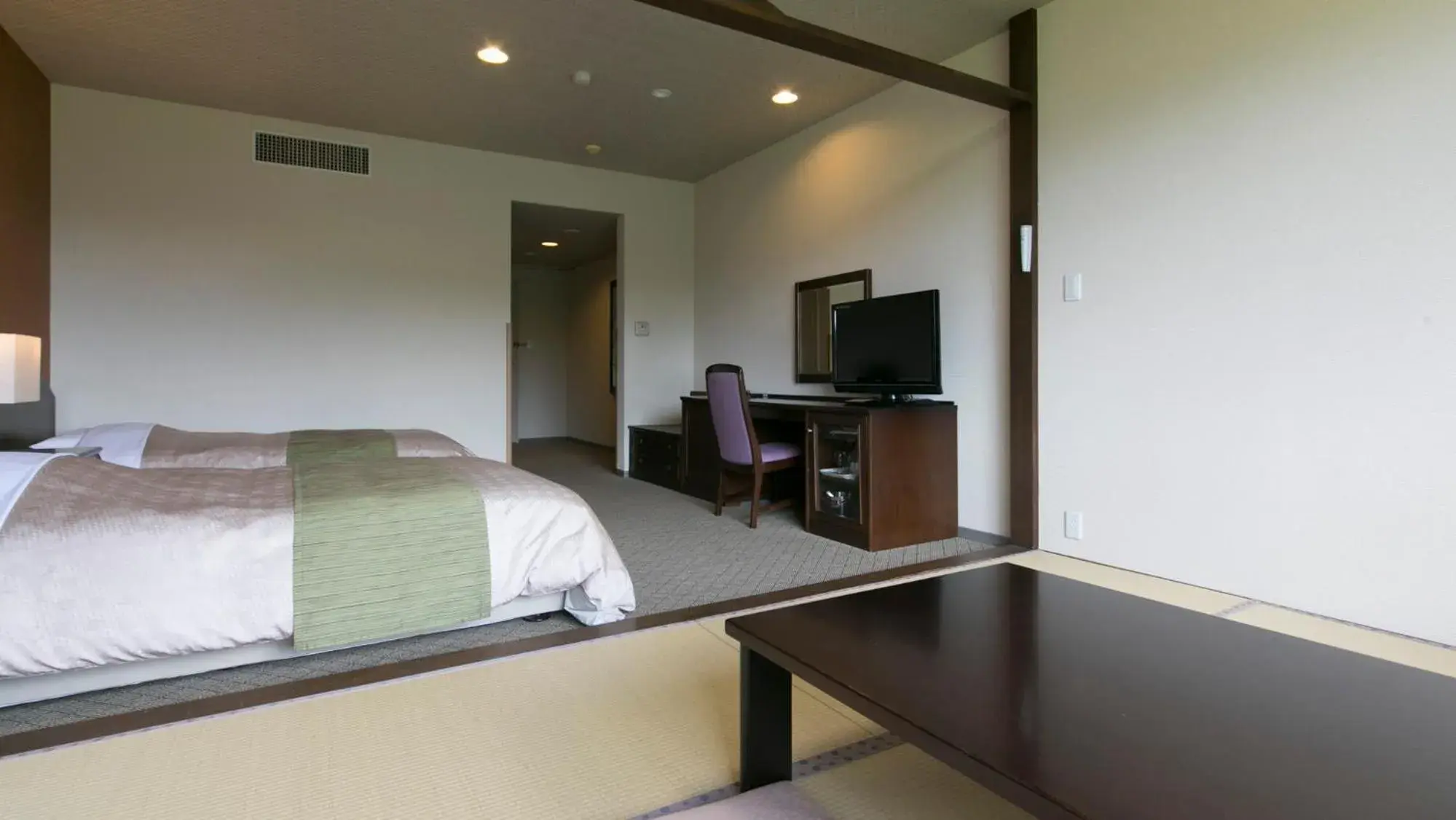 Photo of the whole room, TV/Entertainment Center in Skypark Hotel