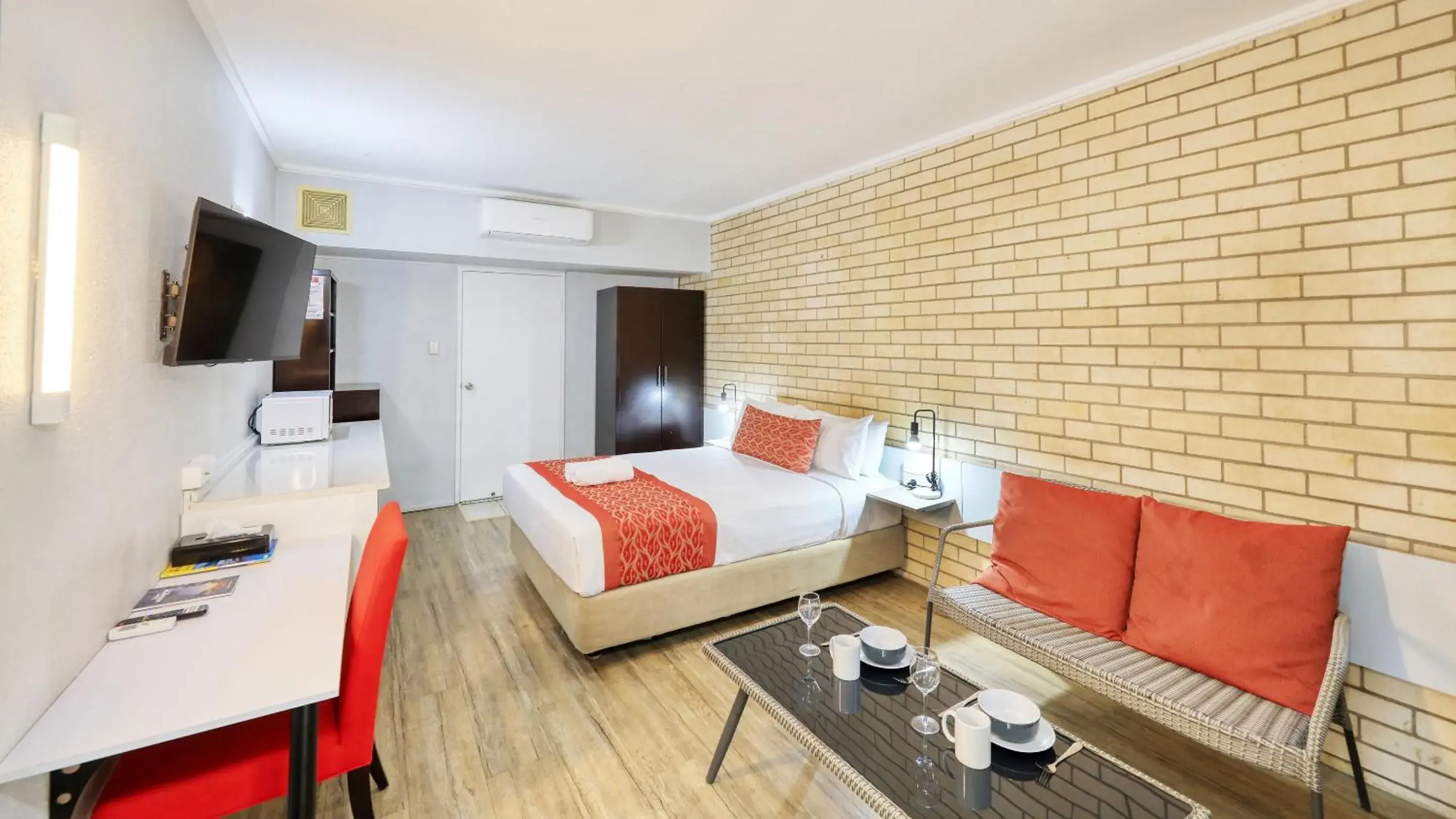 Photo of the whole room, Bed in Tropical Gateway Motor Inn Photo of the whole room, Bed in Tropical Gateway Motor Inn