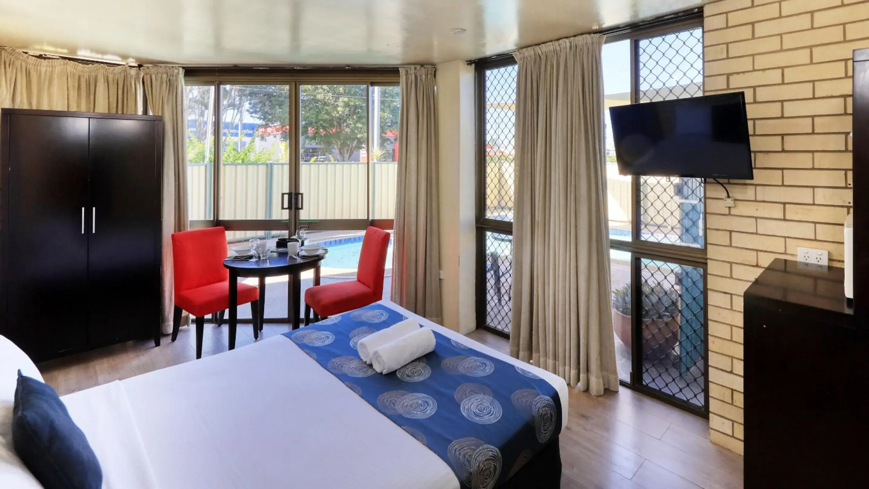 TV and multimedia, Bed in Tropical Gateway Motor Inn TV and multimedia, Bed in Tropical Gateway Motor Inn