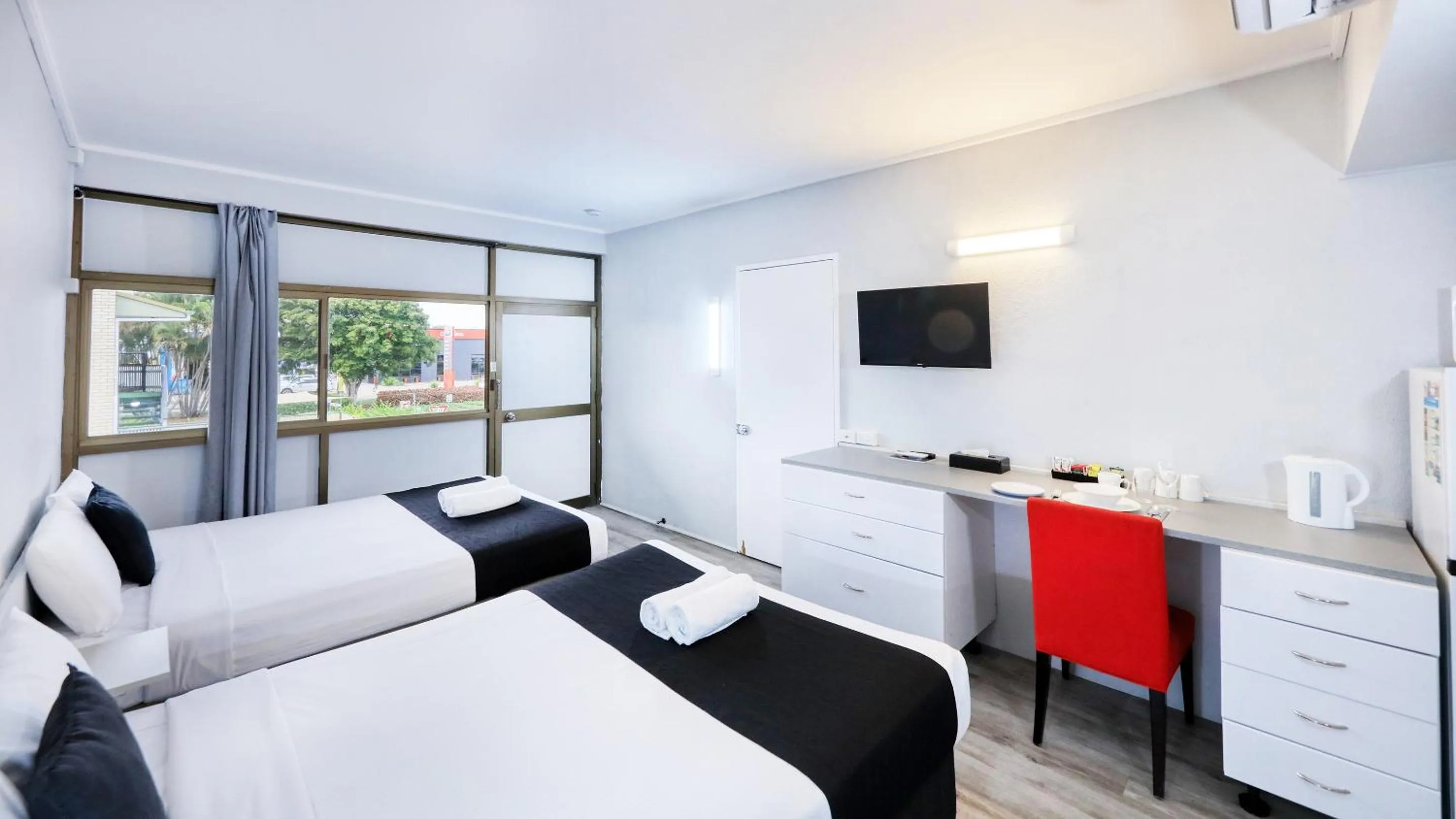 Bed in Tropical Gateway Motor Inn