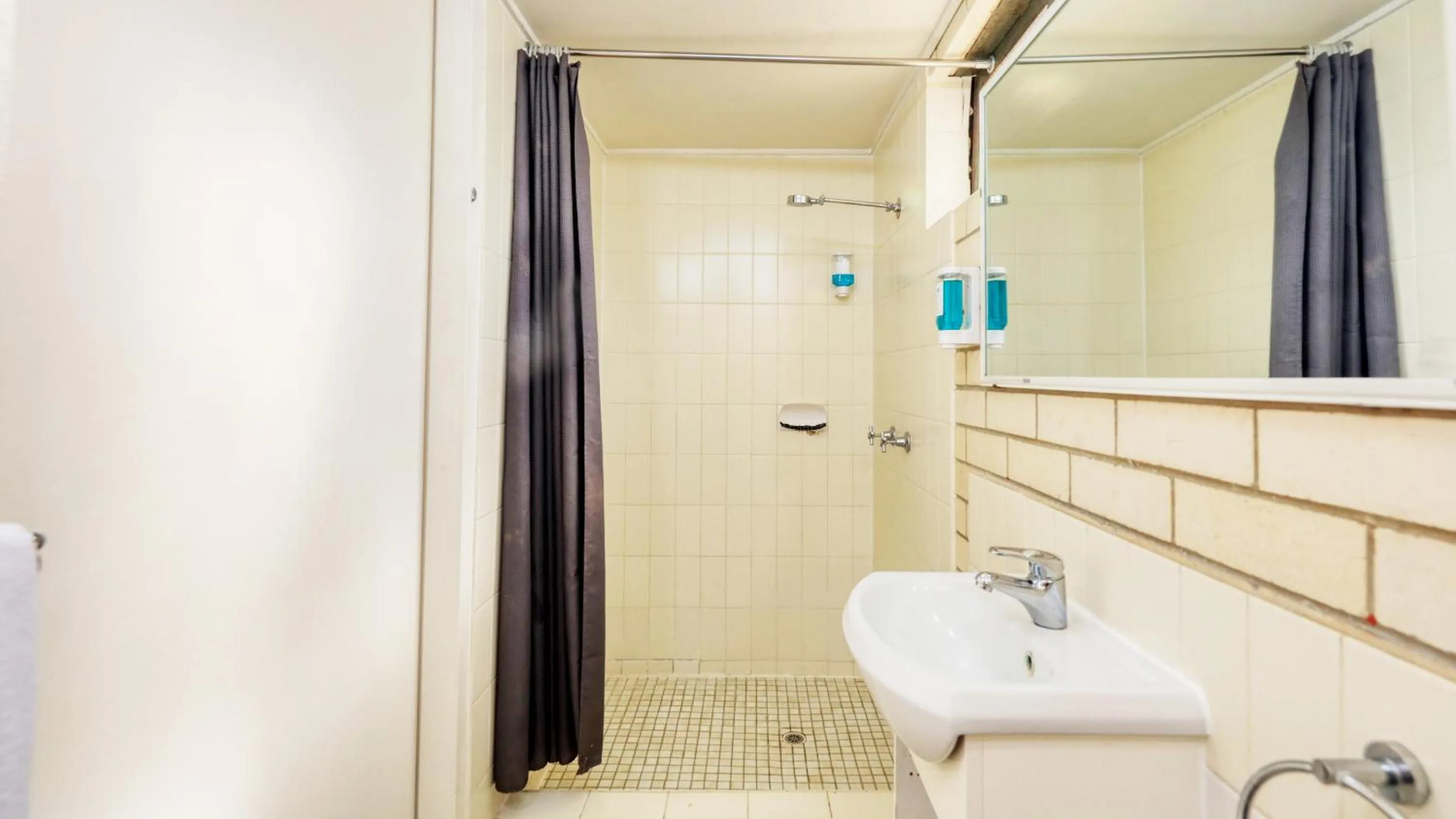 Shower in Tropical Gateway Motor Inn