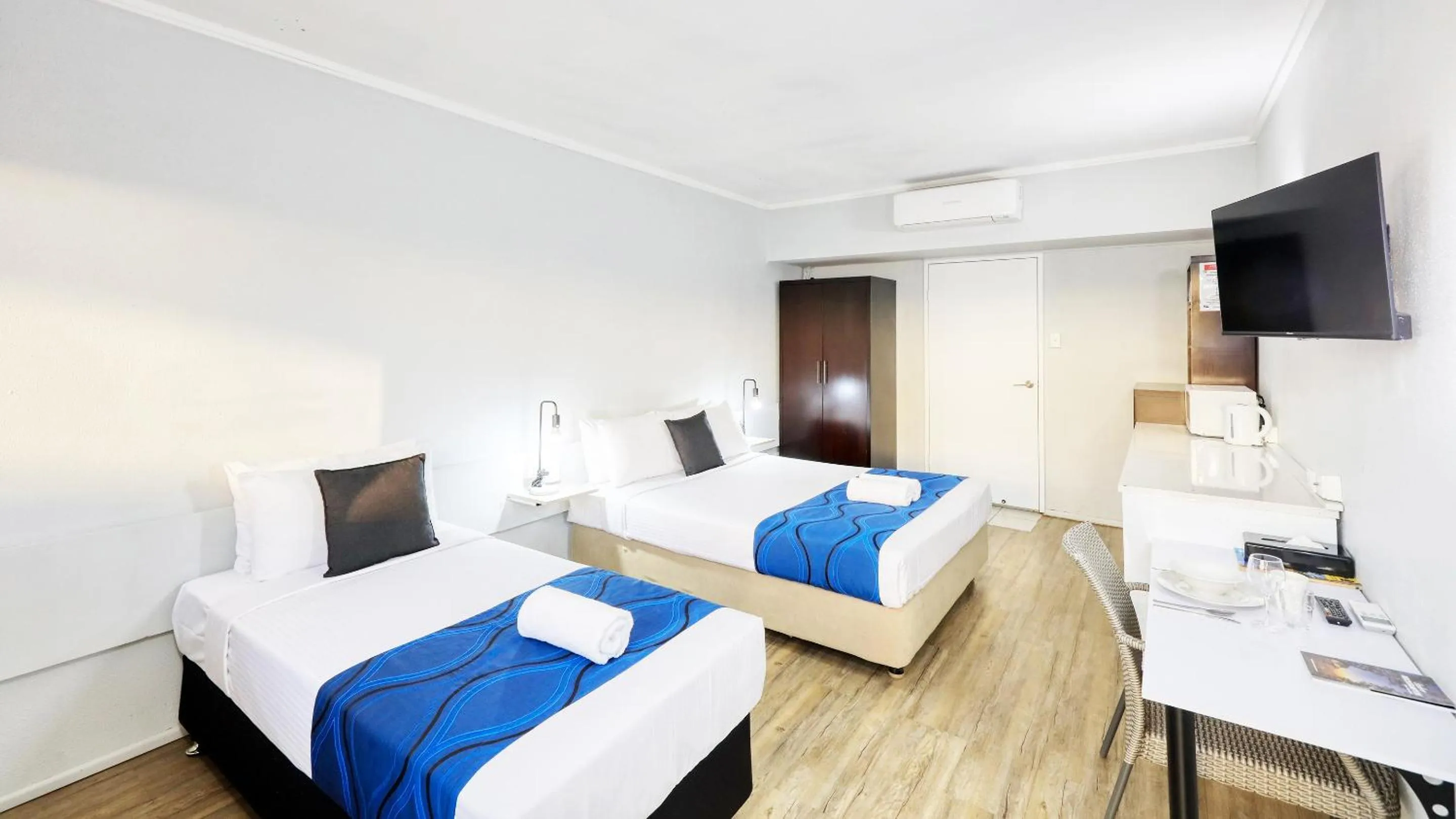 Bed in Tropical Gateway Motor Inn